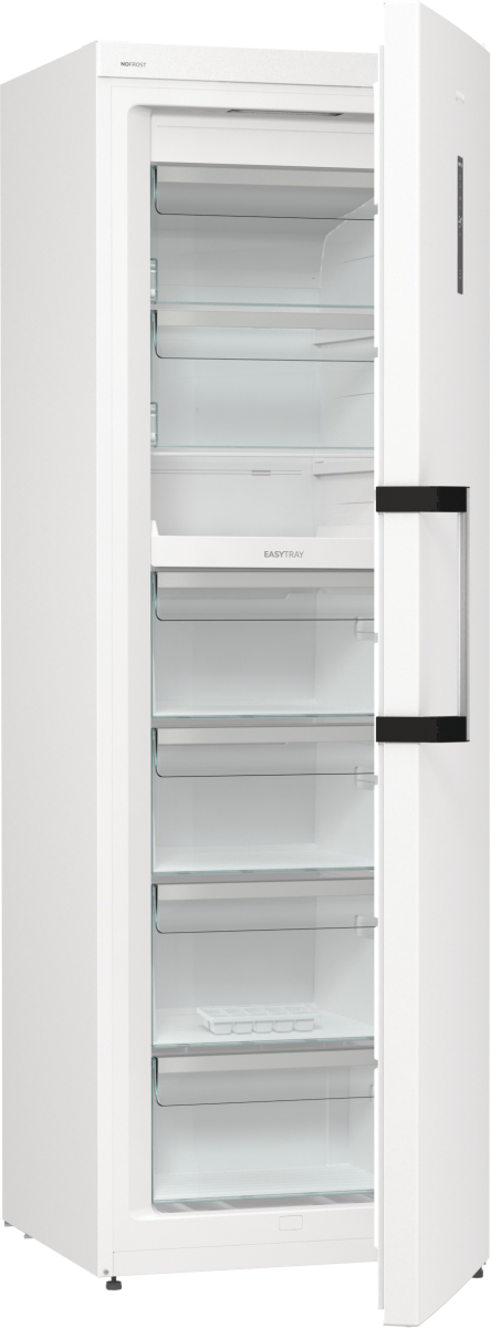 Biała lodówka z otwartymi drzwiami, odsłaniająca szklane półki i tackę na kostki lodu. Czarny uchwyt.