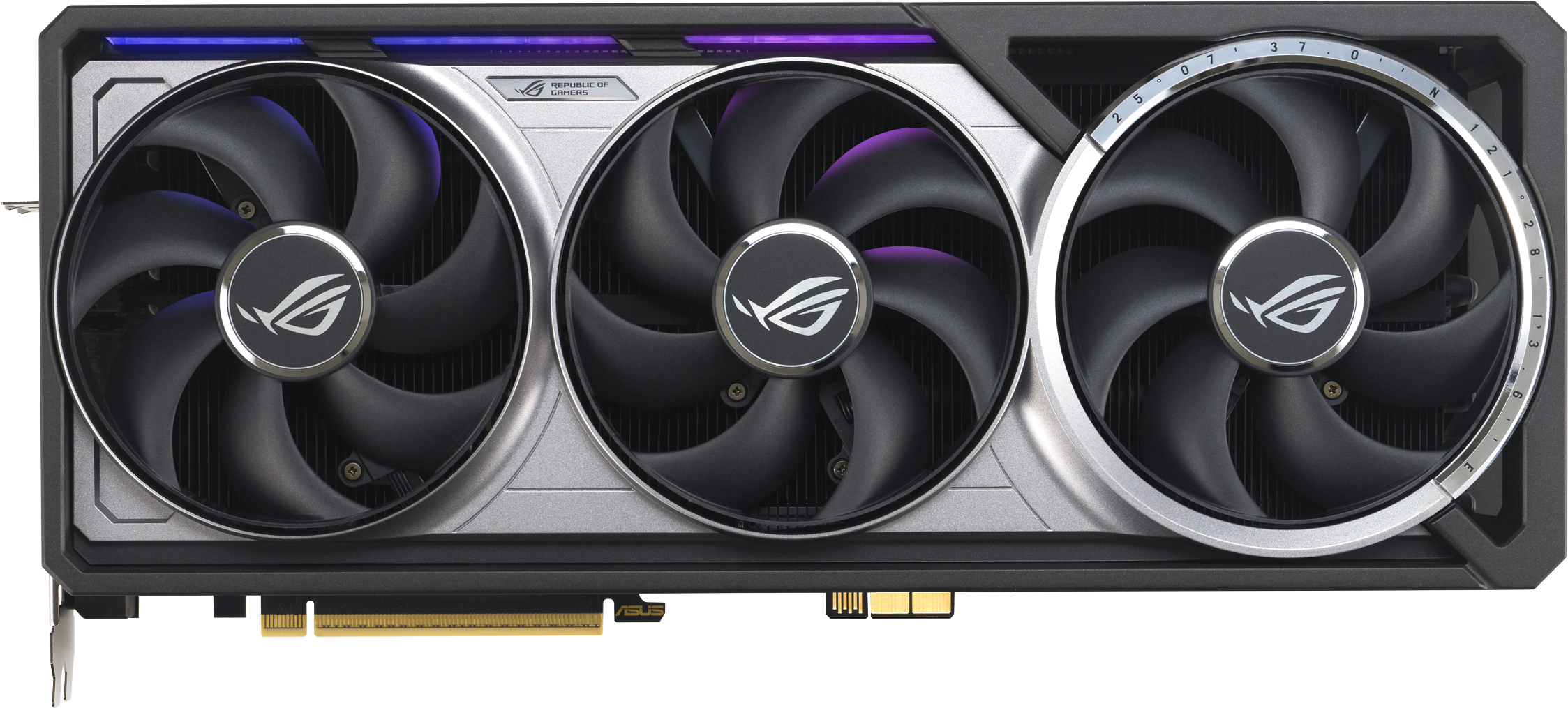 Une carte graphique avec trois ventilateurs. La carte a un design argenté et noir, avec le logo ROG sur chaque ventilateur.