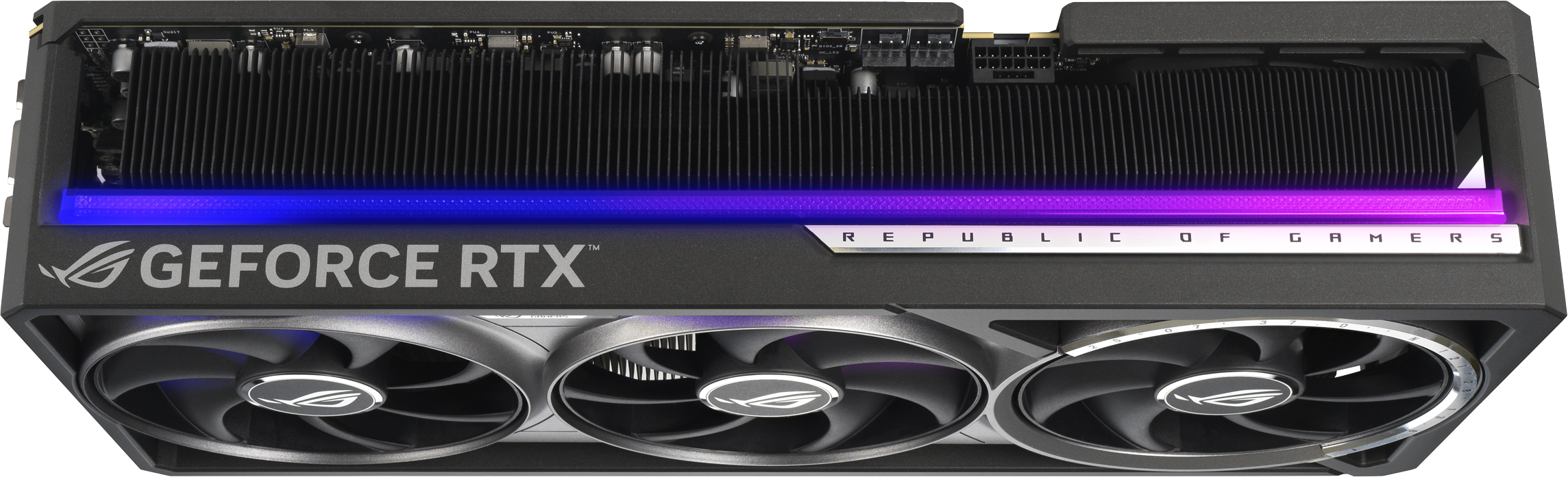 Une carte graphique noire et grise avec trois ventilateurs et un éclairage bleu/violet, le texte "GEFORCE RTX" est visible.