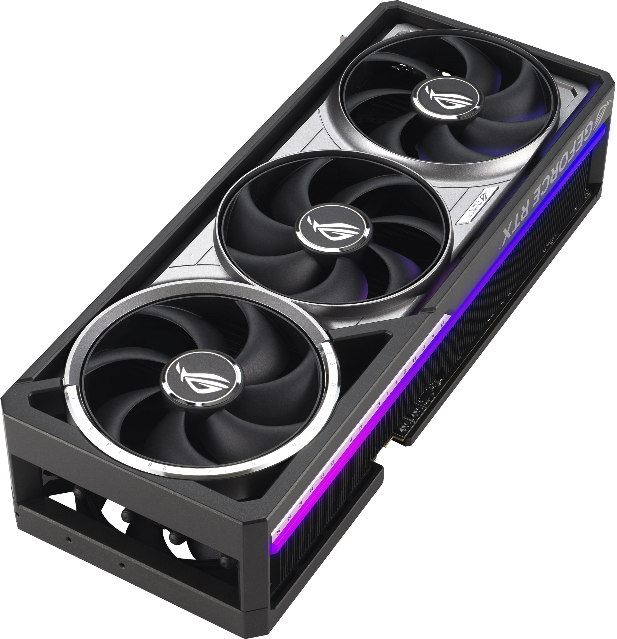 Une carte graphique noire et argentée avec trois ventilateurs. Les ventilateurs ont le logo ROG. Elle a une bande LED violette et le texte 'GEFORCE RTX'.