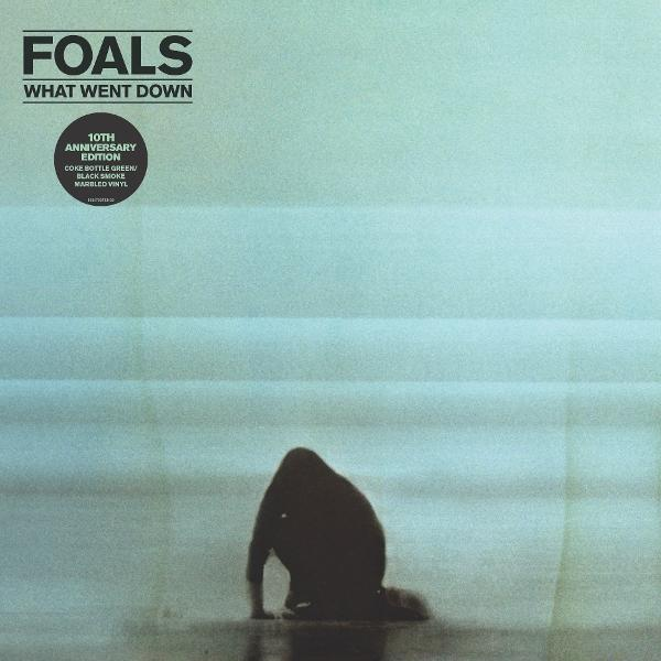 Albumcover für „What Went Down“ von Foals. Zeigt eine Silhouette vor hellblauem Hintergrund mit Albumdetails.