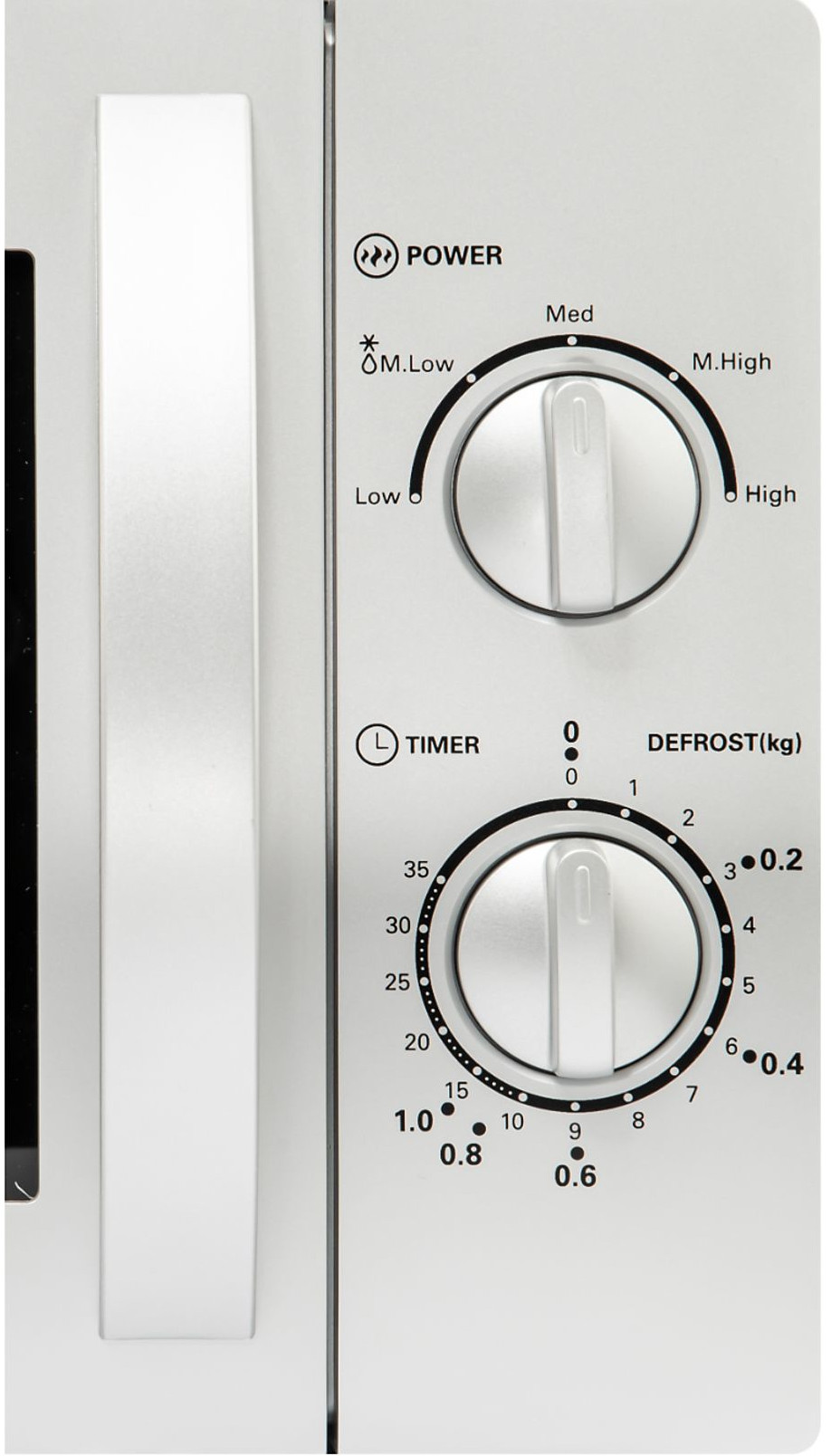 Zbliżenie panelu sterowania kuchenki mikrofalowej. Pokrętła do zasilania, timera i rozmrażania. Ustawienia obejmują niskie, średnie, wysokie i opcje wagi.