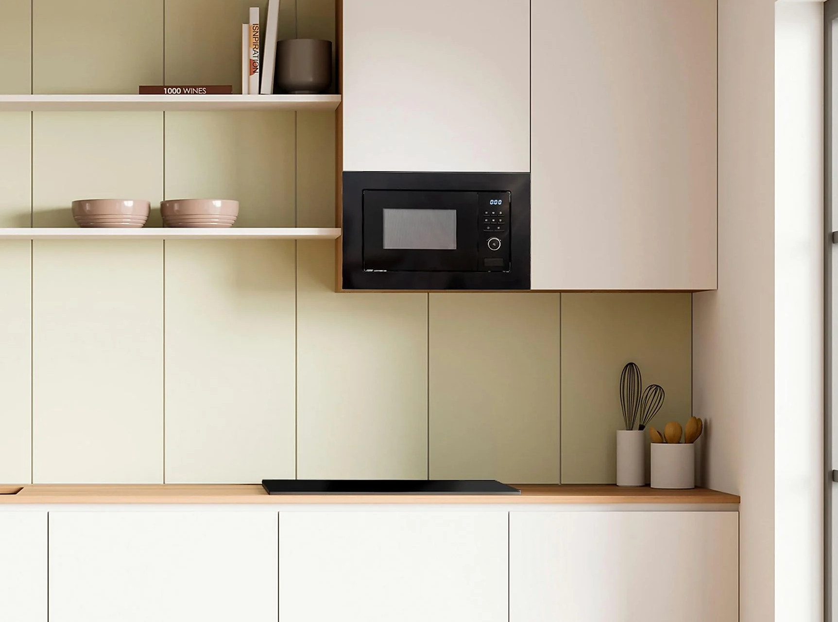 Nowoczesna kuchnia z kuchenką mikrofalową, półkami i drewnianymi blatami. Książki i miski na półkach. Białe szafki i ściany.