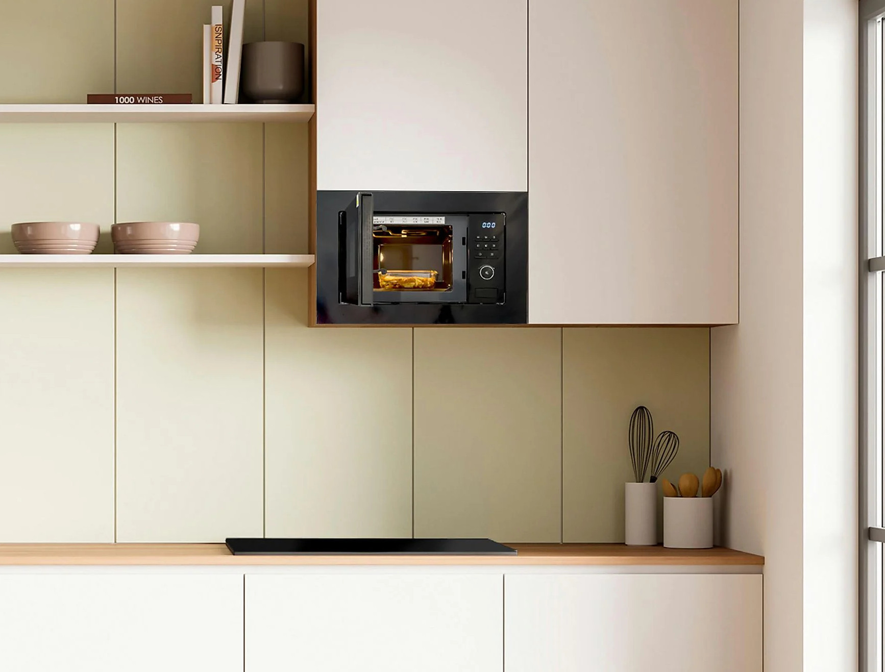 Nowoczesna kuchnia z kuchenką mikrofalową, półkami z miskami i książkami oraz oknem.