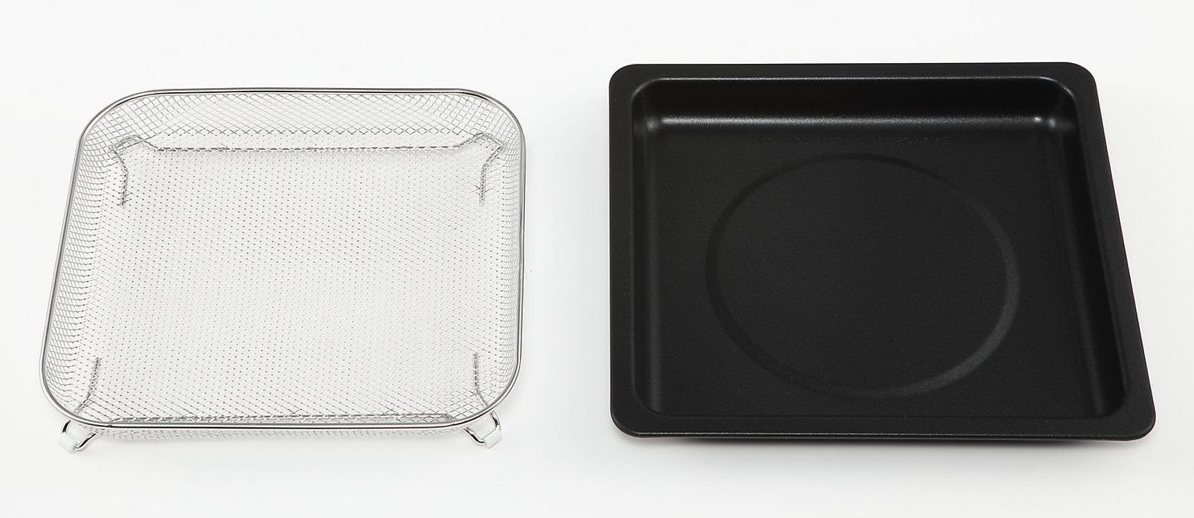 Dwa elementy frytkownicy: druciany kosz i czarna taca, oba na białej powierzchni. Taca ma okrągłe wgłębienie.