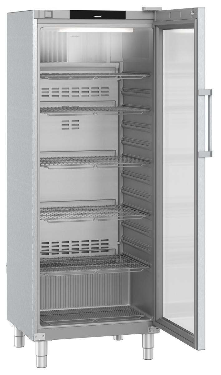 Ein Edelstahlkühlschrank mit offener Tür, der Regale und ein Licht zeigt. Die Tür hat eine transparente Glasscheibe.