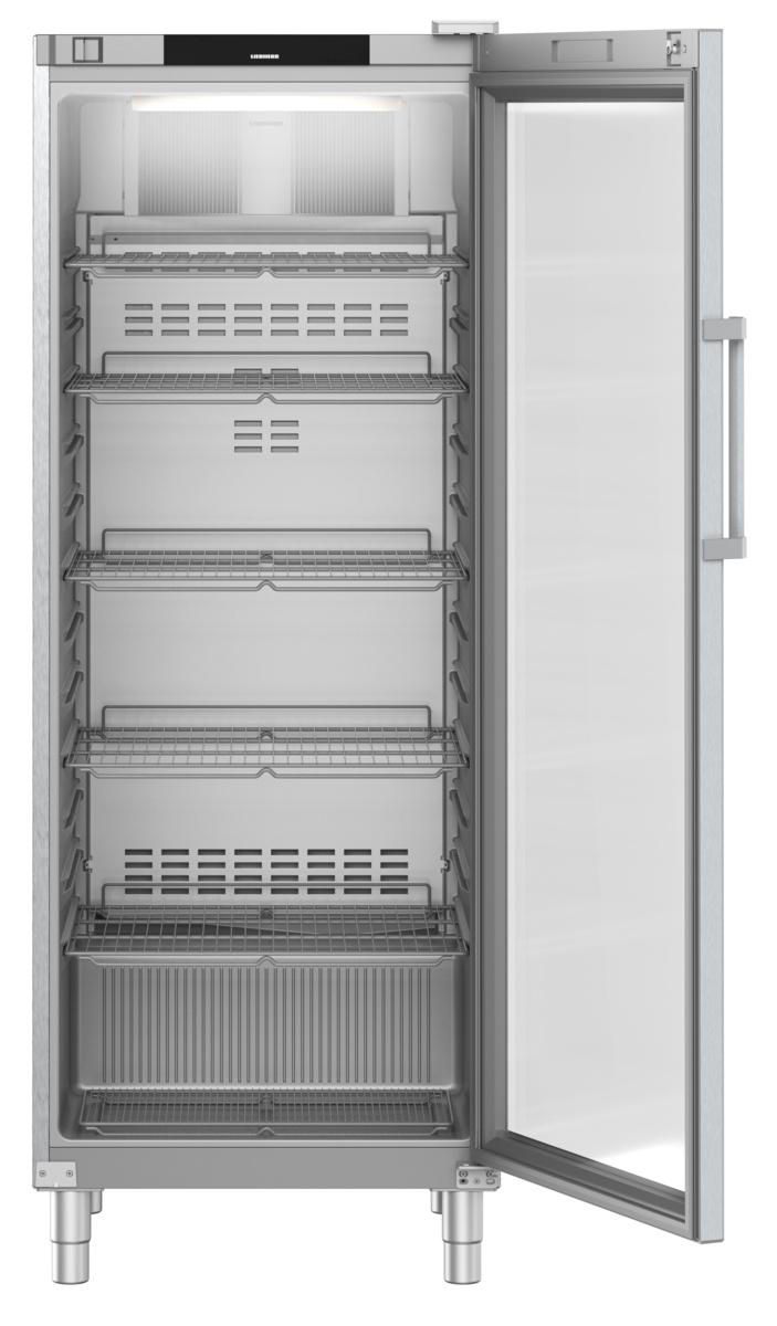 Edelstahlkühlschrank mit offener Glastür. Innenraum mit Regalen und Belüftung. Die Tür hat einen Griff.