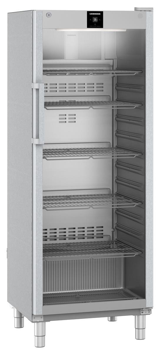 Ein Kühlschrank aus Edelstahl mit offener Tür. Er hat Drahtregale und ein Bedienfeld oben. Marke Liebherr.