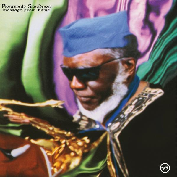 Pharoah Sanders napszemüvegben és kék kalapban. A lemezborítón egy fehér szakállas, fekete ruhás, arany stólát viselő férfi látható.