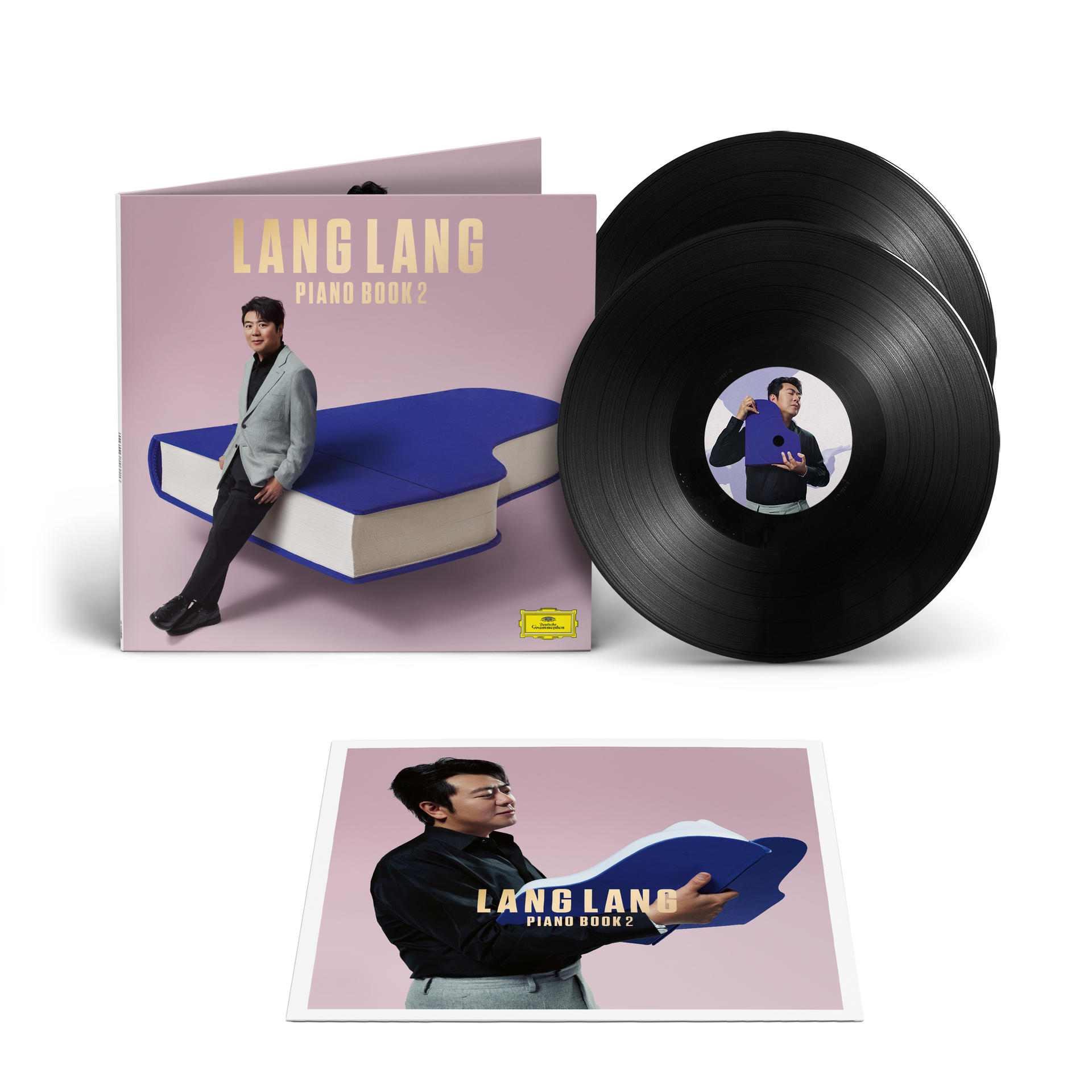 Albumcover und Schallplatten von Lang Lang. Das Album zeigt Lang Lang, der ein blaues, klavierförmiges Buch hält. Rosa Hintergrund.