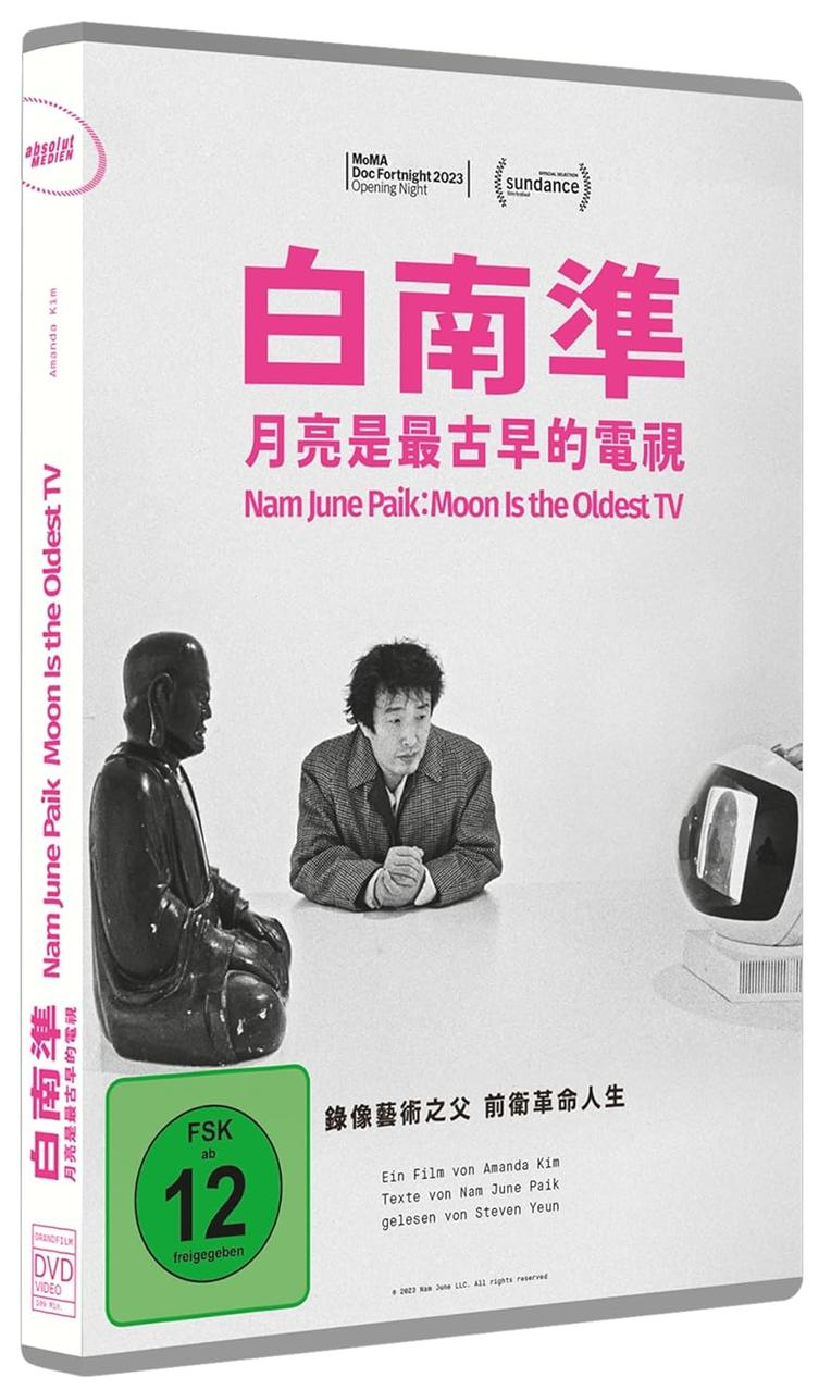 DVD-Cover für 'Nam June Paik: Moon is the Oldest TV'. Mit rosa Titeltext, einem Bild von Paik und einer grünen Altersfreigabe.