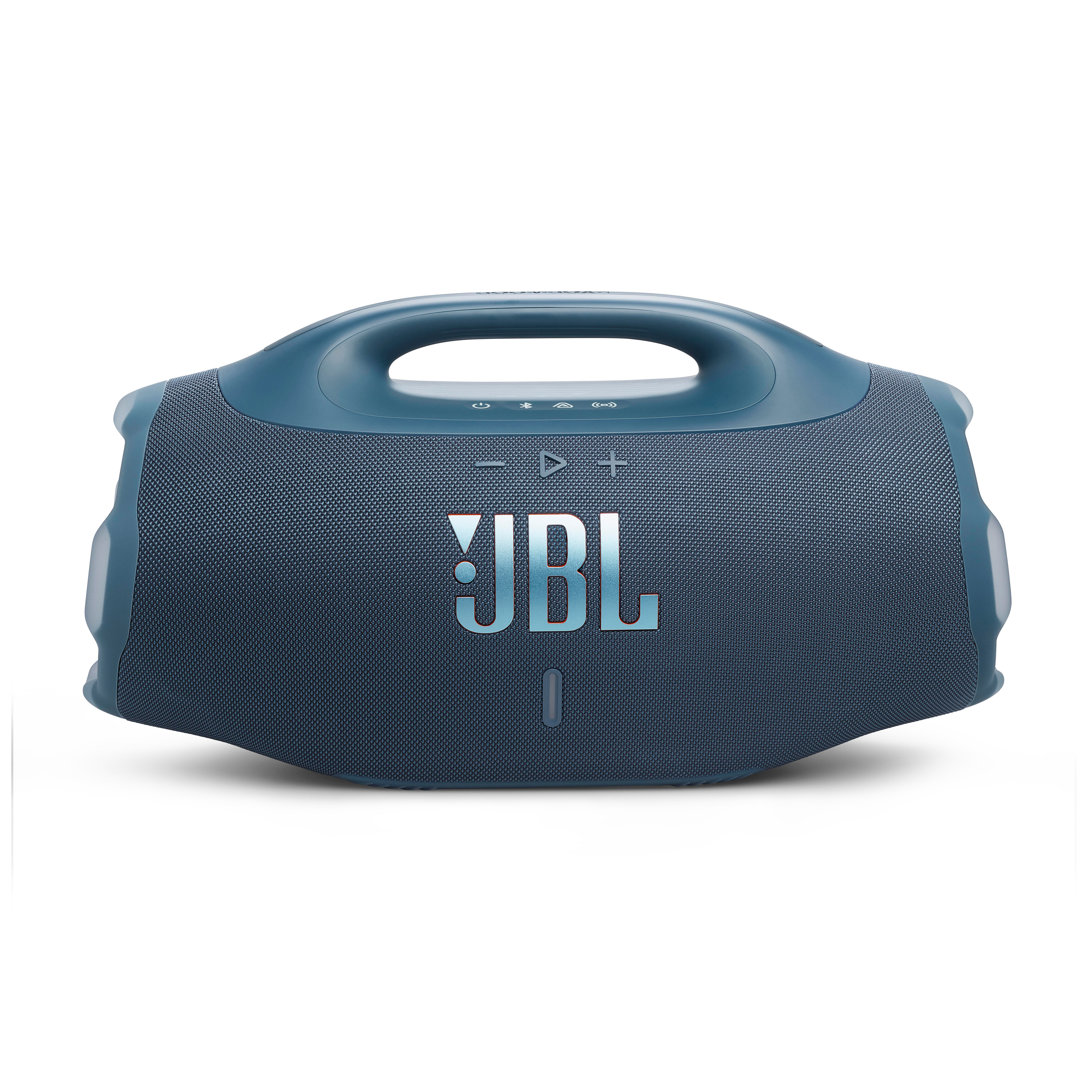 Ein blauer JBL-Lautsprecher. Er hat einen Griff, Knöpfe und das JBL-Logo. Er befindet sich auf weißem Hintergrund.