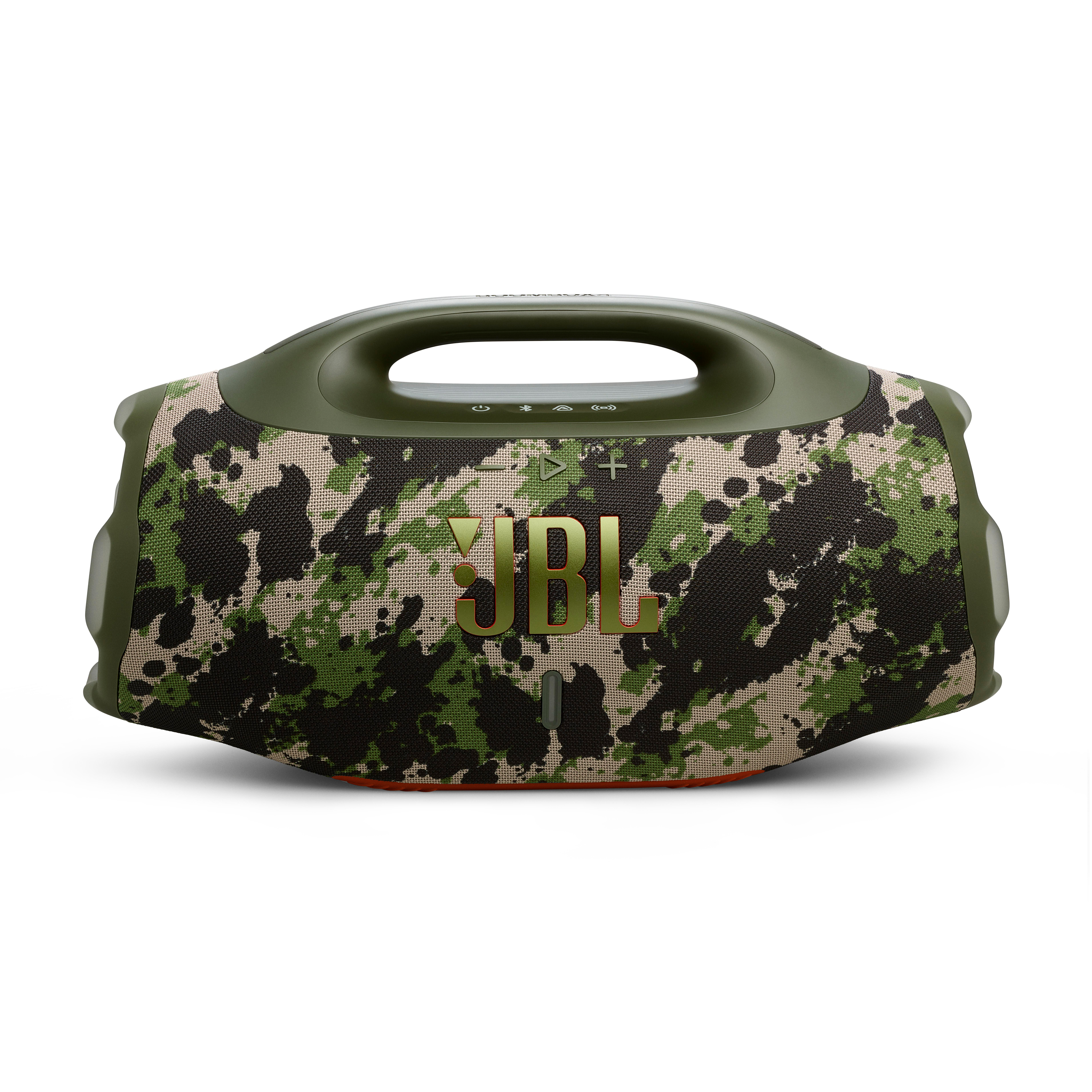 Ein JBL Boombox-Lautsprecher im Tarnmuster. Er hat einen Griff oben und ein JBL-Logo auf der Vorderseite. Der Hintergrund ist weiß.
