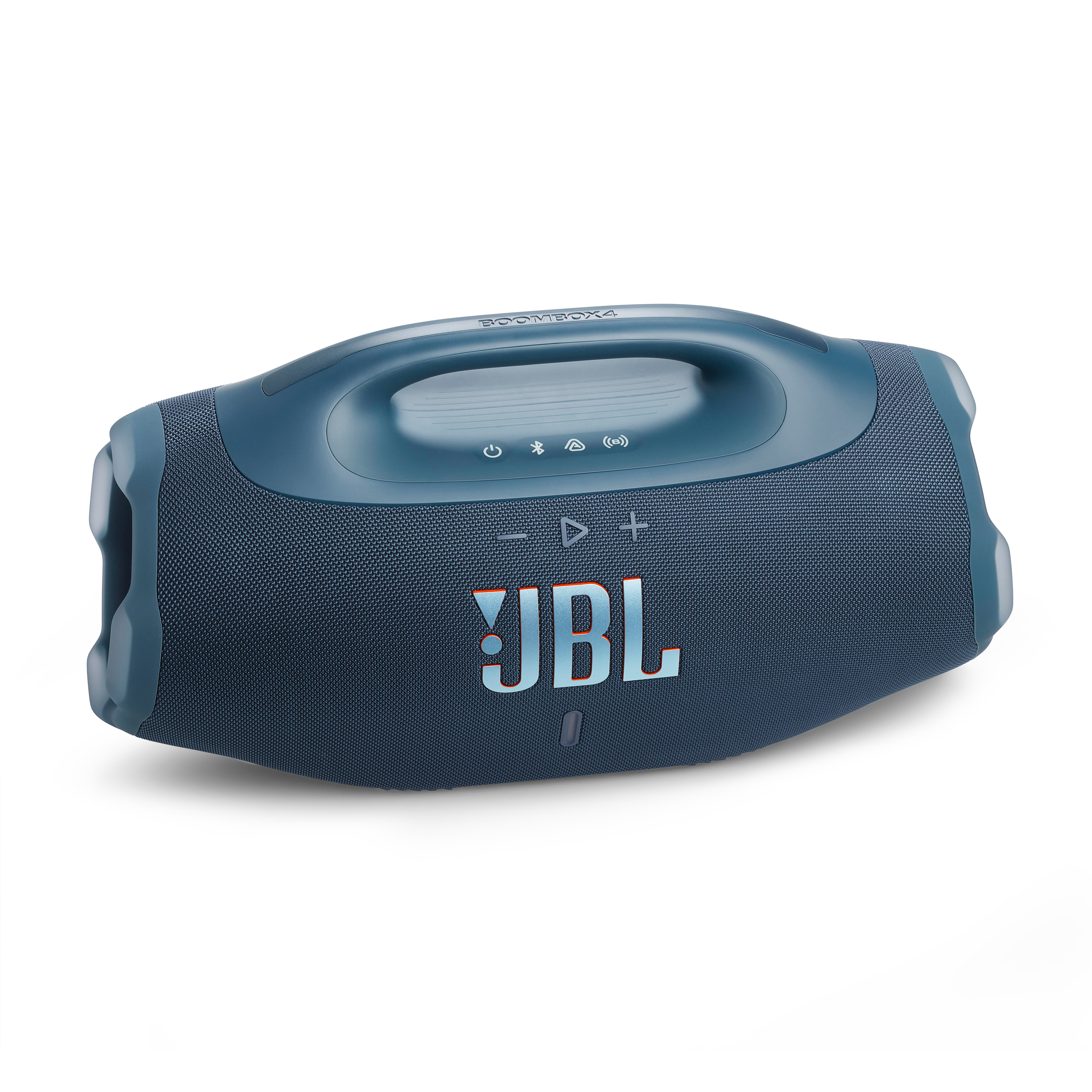 Ein blaues JBL Boombox 4 auf weißem Hintergrund. Es hat einen Griff, Knöpfe und das JBL-Logo.