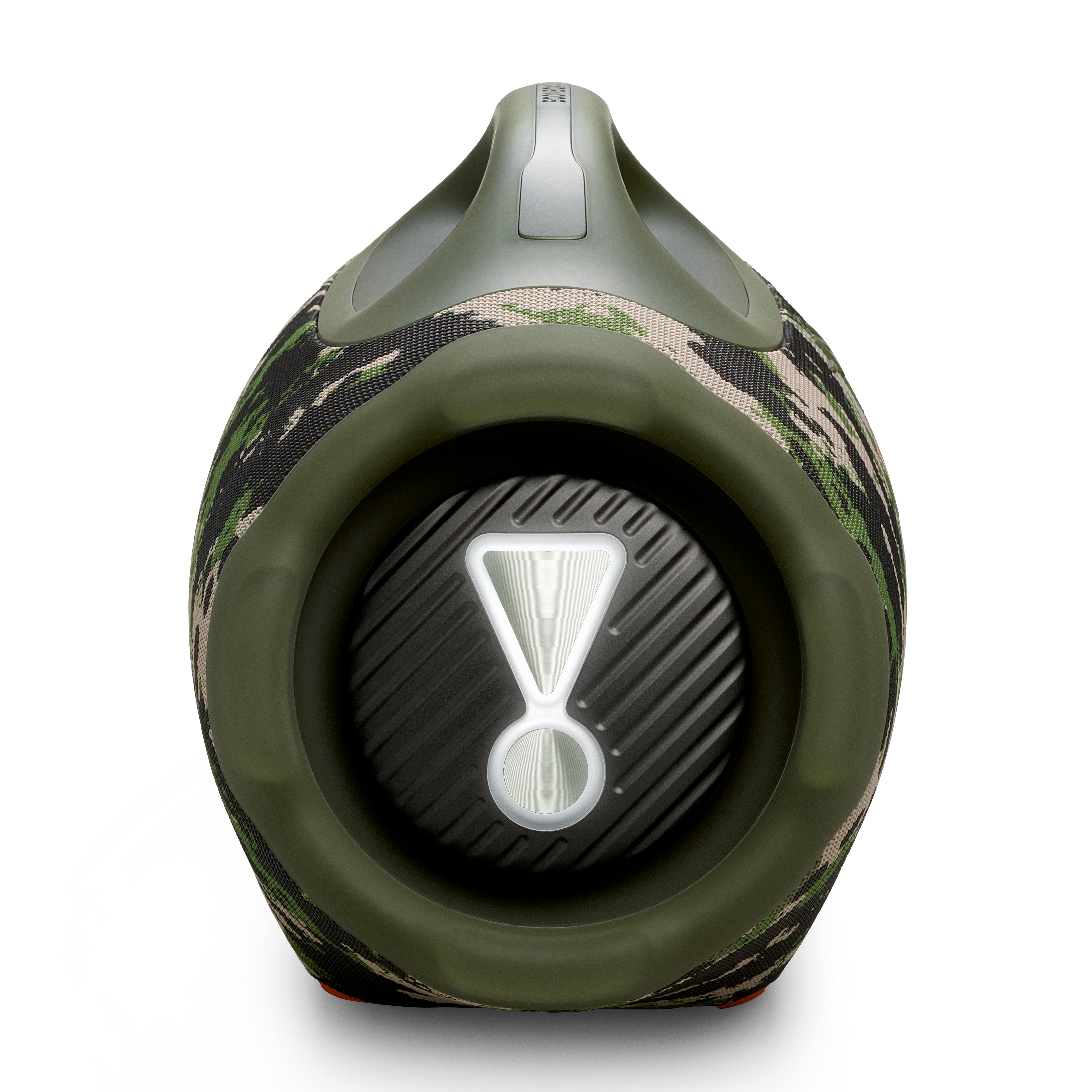 Ein grüner Camouflage-JBL-Lautsprecher wird gezeigt. Er hat einen Griff oben, ein weißes Logo und einen dunklen Grill.