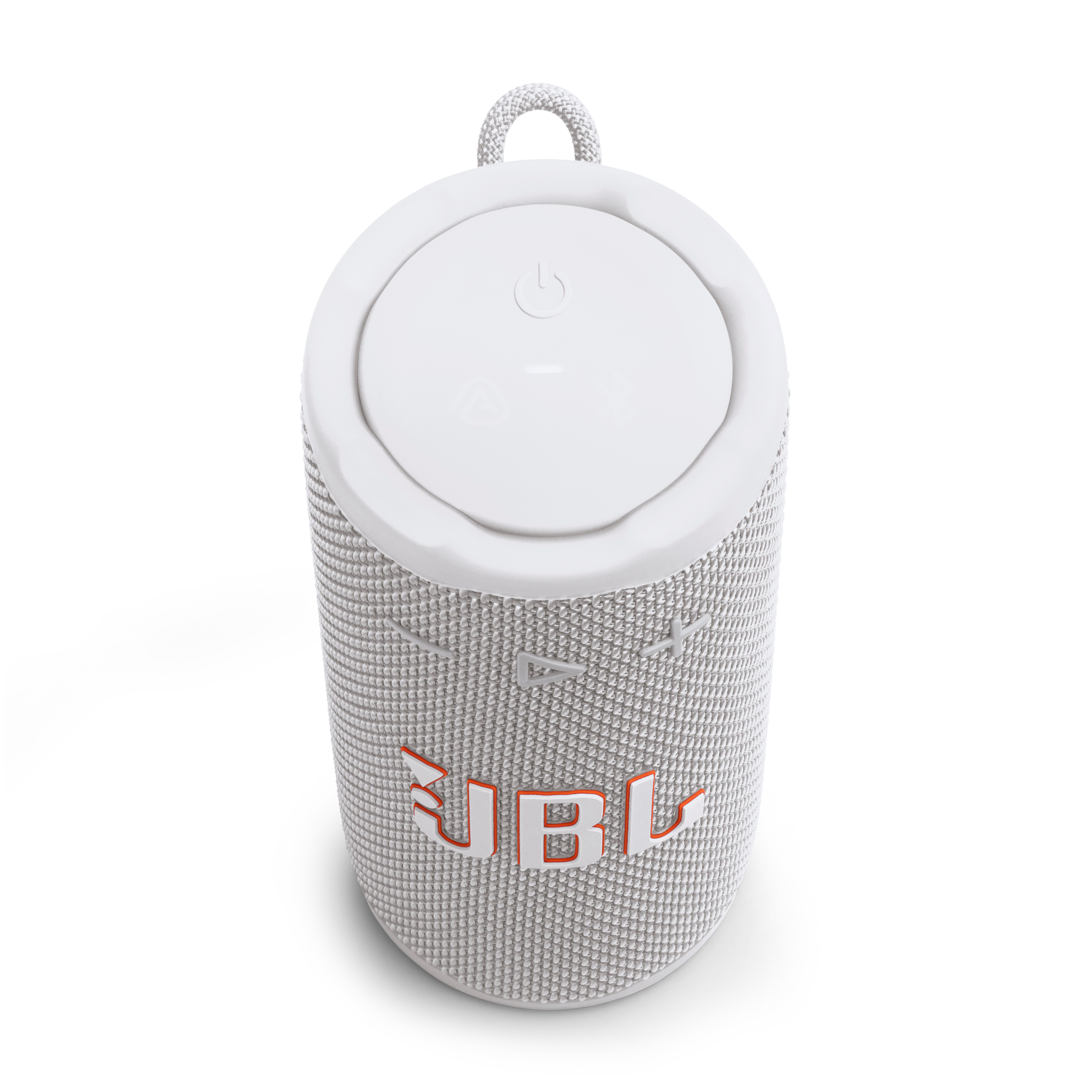 Ein weißer JBL-Lautsprecher mit Stoffstruktur, rotem JBL-Logo und Power-Taste oben, auf weißem Hintergrund.