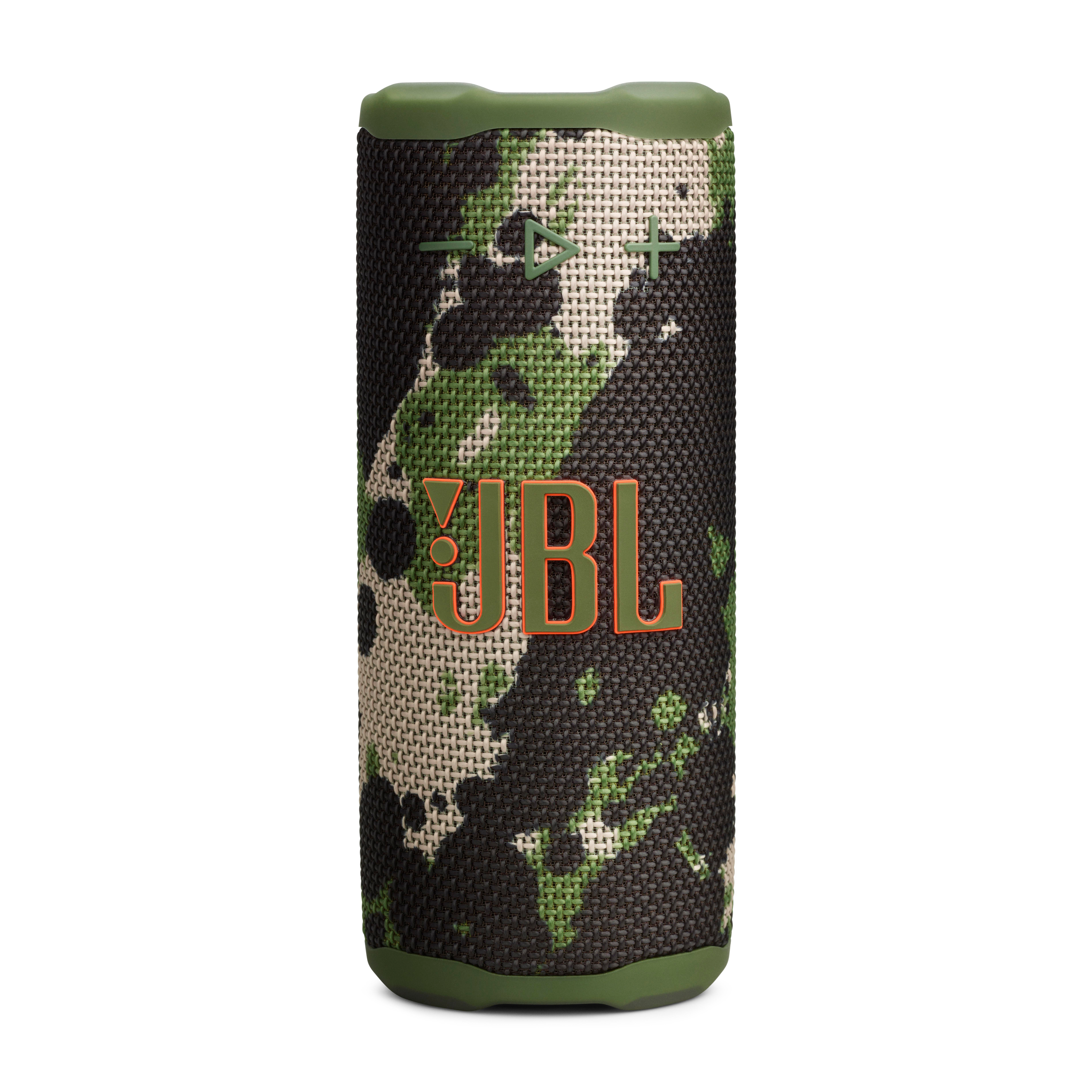 Ein getarnter JBL-Lautsprecher mit grünen Akzenten. Das JBL-Logo ist orange. Der Lautsprecher ist zylindrisch und steht aufrecht.