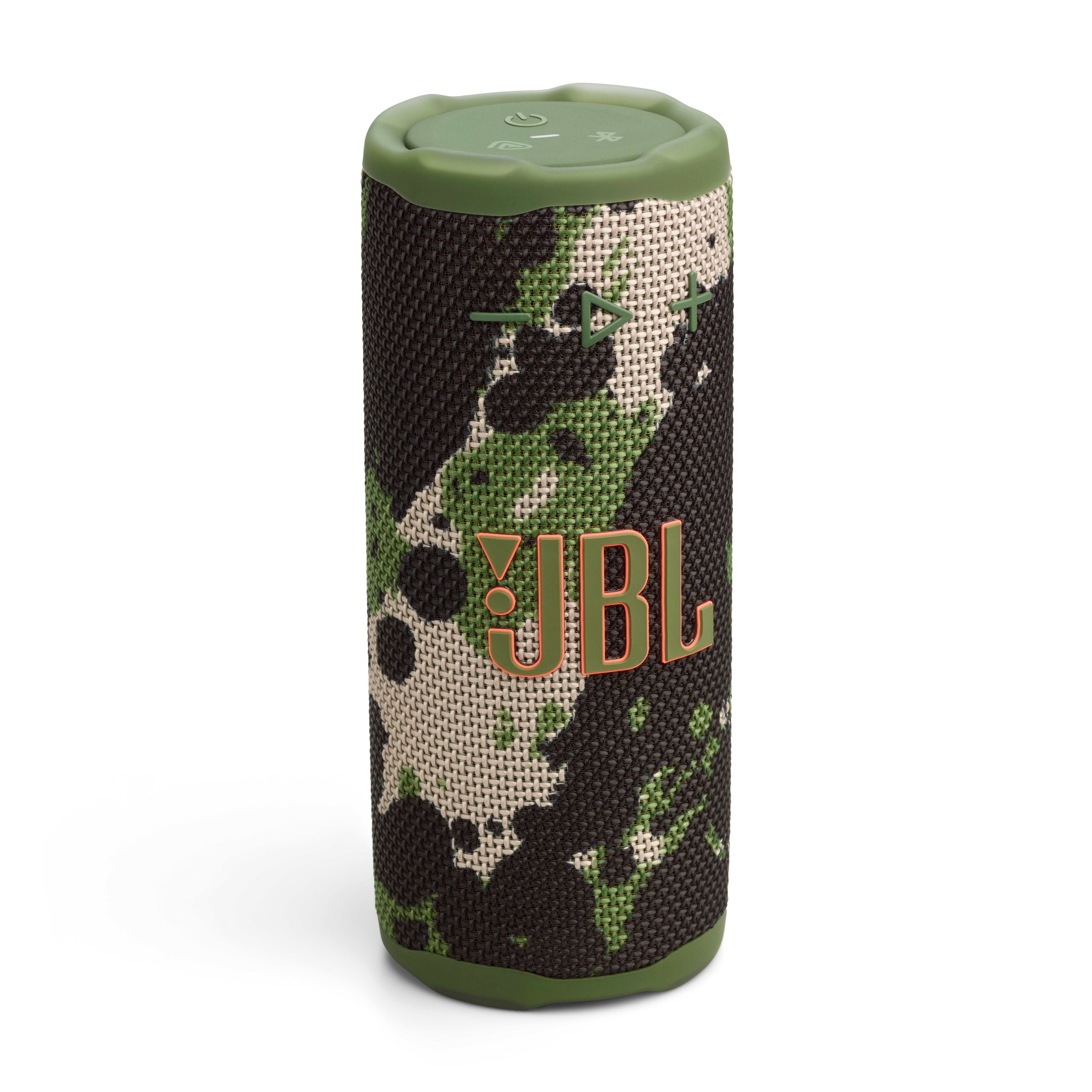 Ein zylindrischer JBL-Lautsprecher mit grünem Tarnmuster. Das JBL-Logo ist sichtbar.
