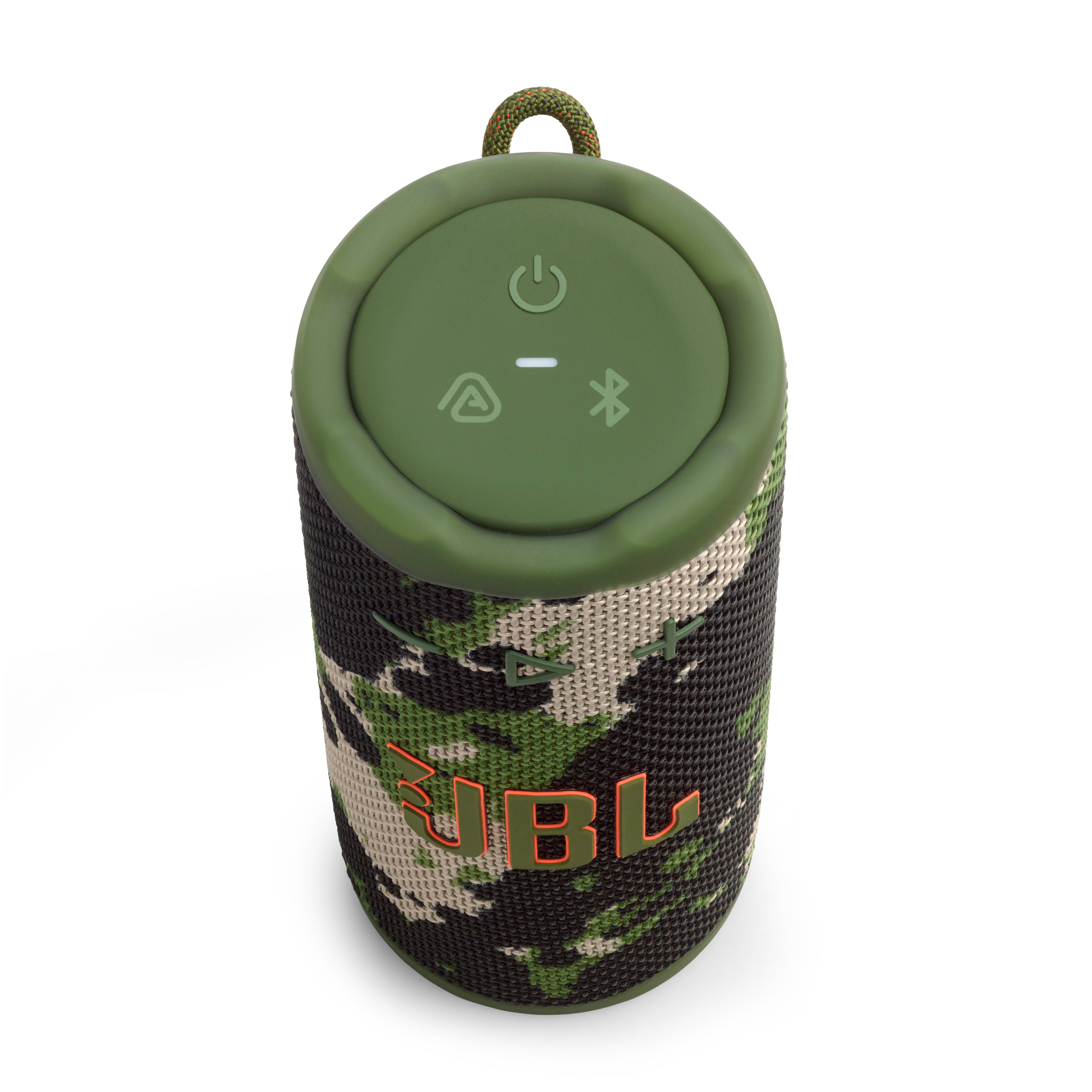 Ein JBL Bluetooth-Lautsprecher mit Tarnmuster. Er hat eine grüne Oberseite und eine Trageschlaufe.