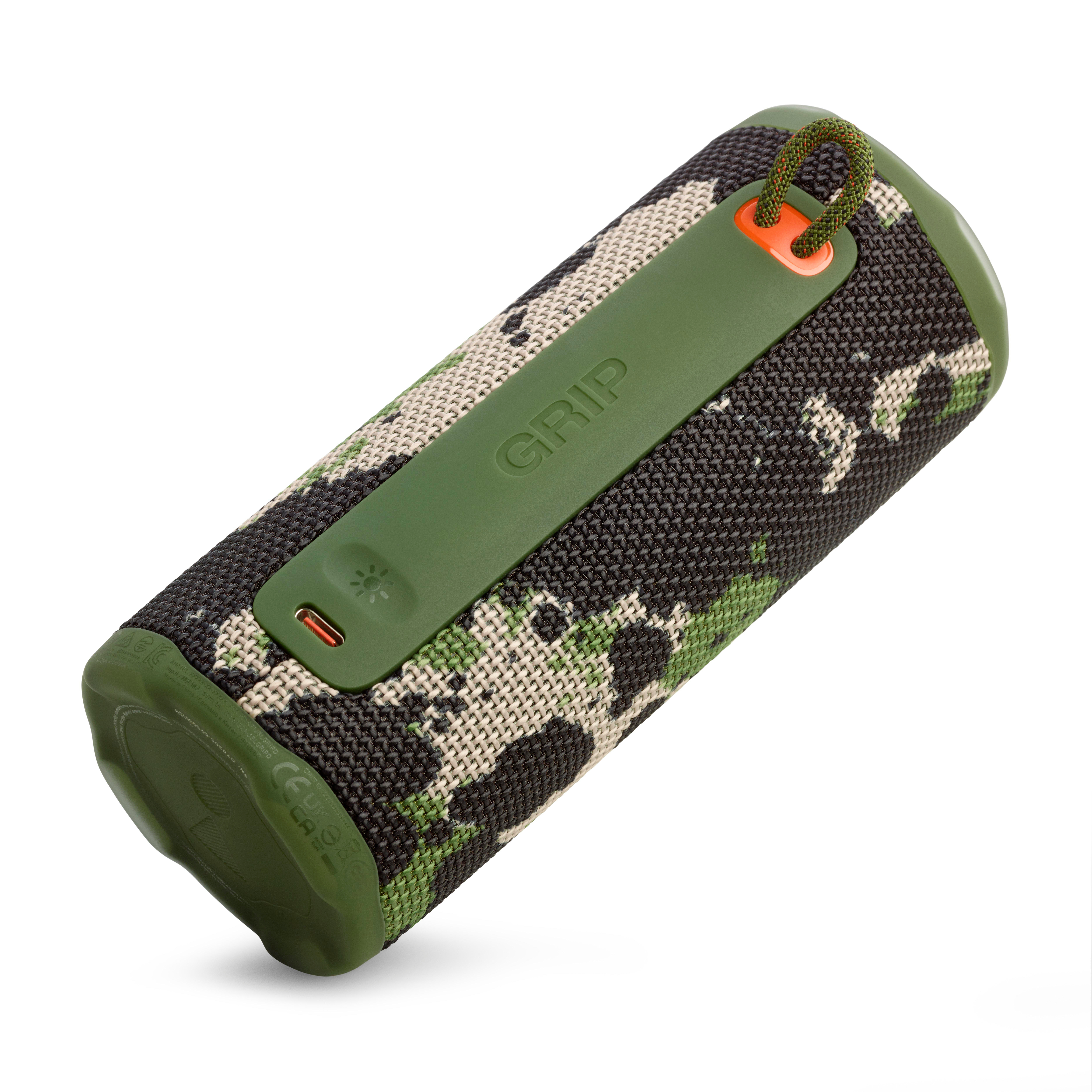 Ein JBL Flip-Lautsprecher mit Camo-Muster und grünen Griffen und Akzenten. Der Lautsprecher ist zylindrisch, mit dem Wort "GRIP" auf dem Griff.