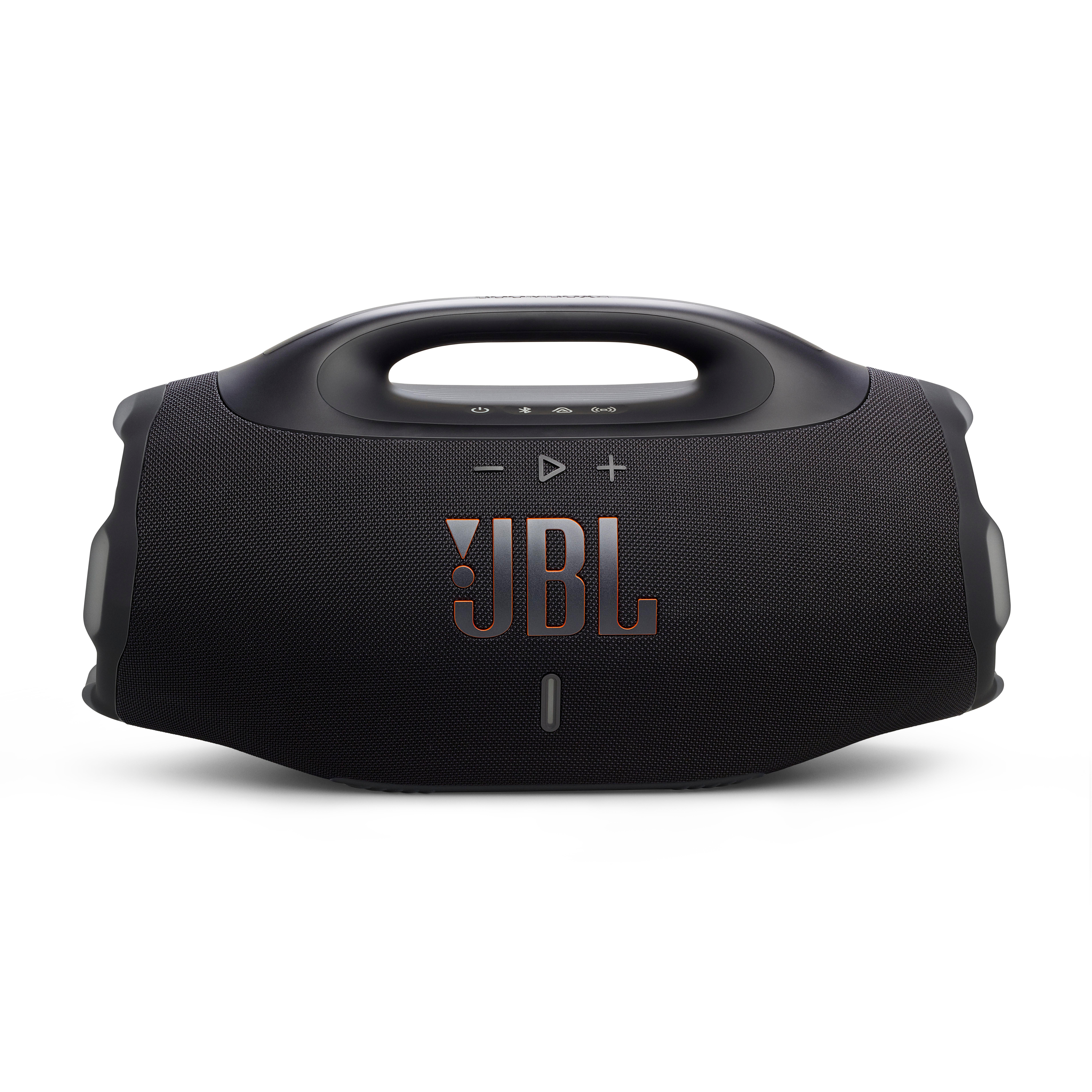 Ein schwarzer JBL-Lautsprecher mit Griff. Er hat das JBL-Logo und Bedientasten auf der Vorderseite. Der Hintergrund ist weiß.