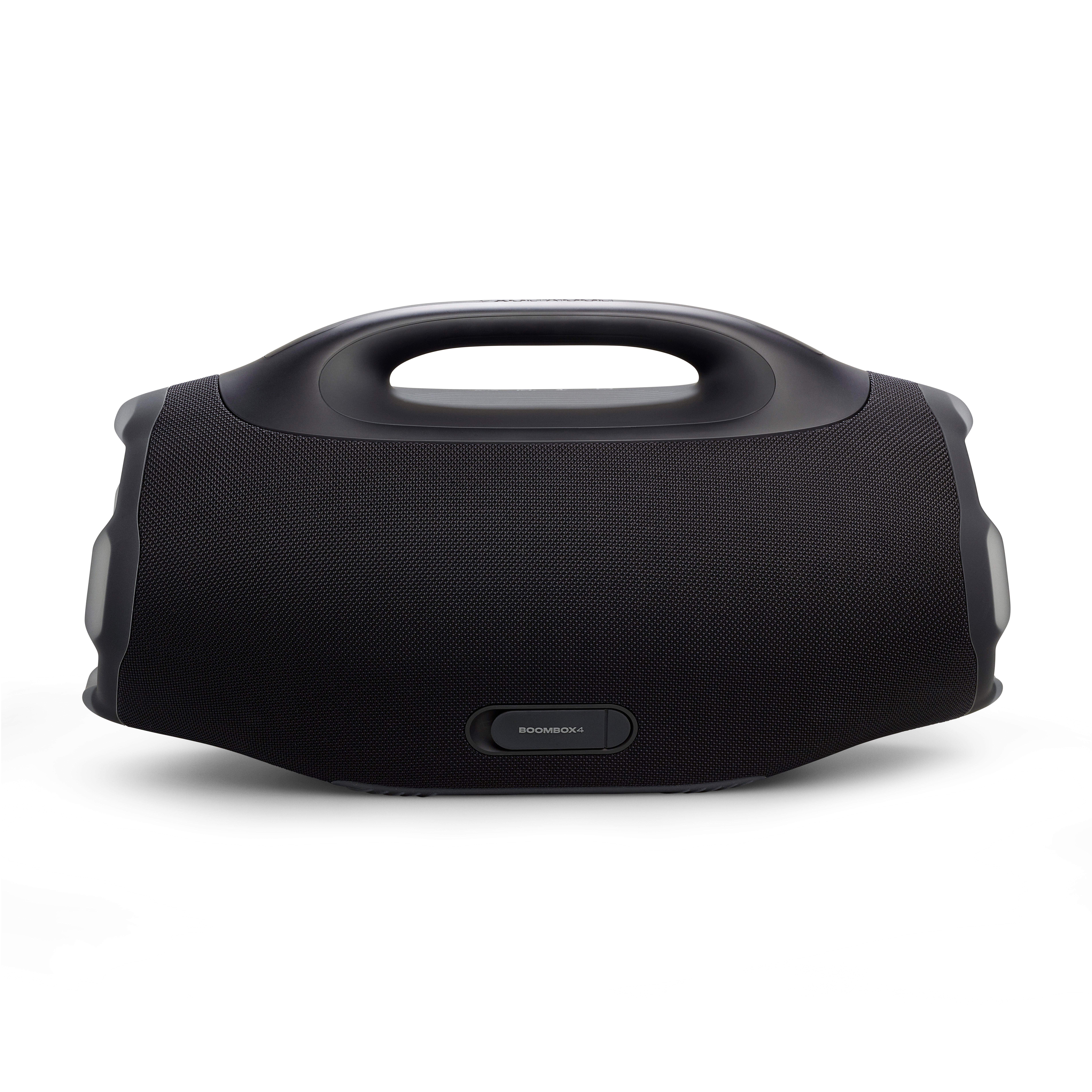 Ein schwarzer Boombox 4-Lautsprecher mit Griff. Er hat eine Stofffront und den Text 'BOOMBOX4' unten.