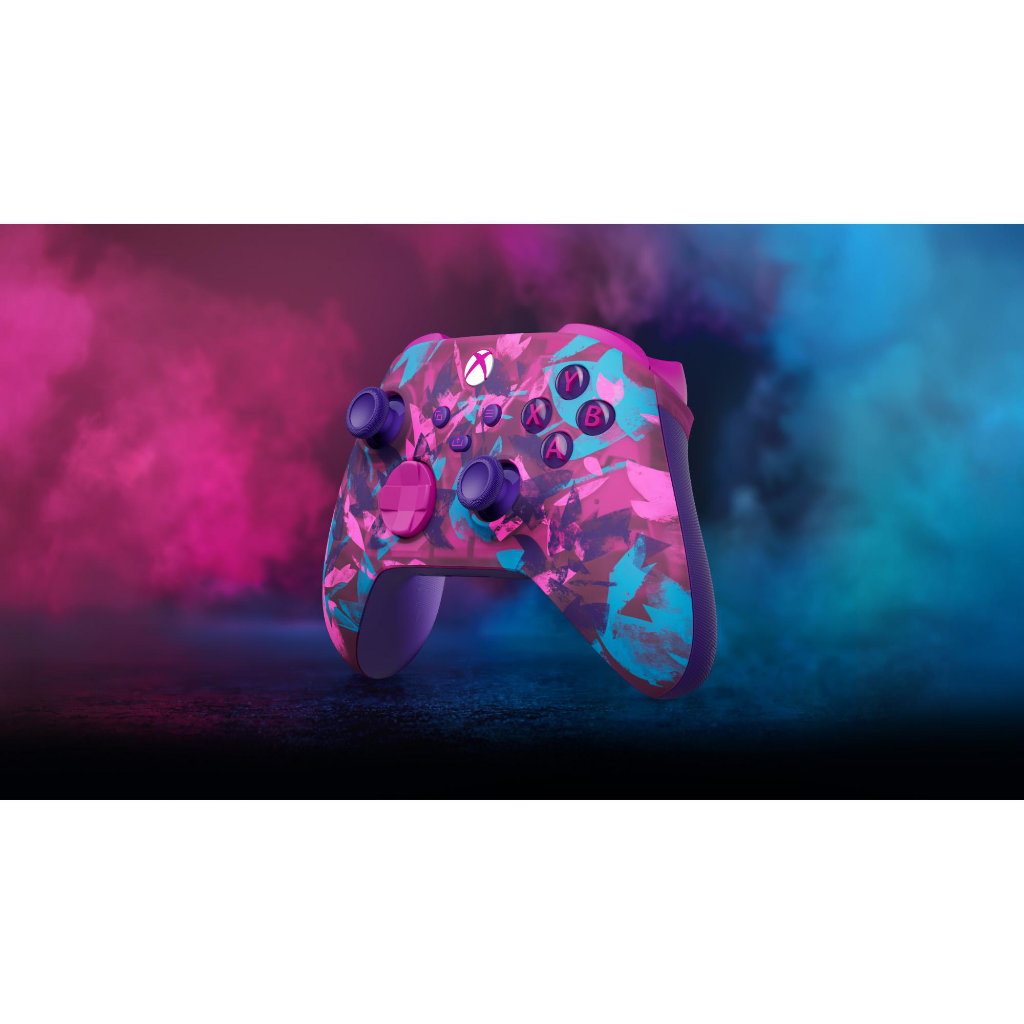 Ein lebendiger Xbox-Controller, rosa und blaugrünes Camouflage-Design. Der Hintergrund hat rosa und blauen Rauch.