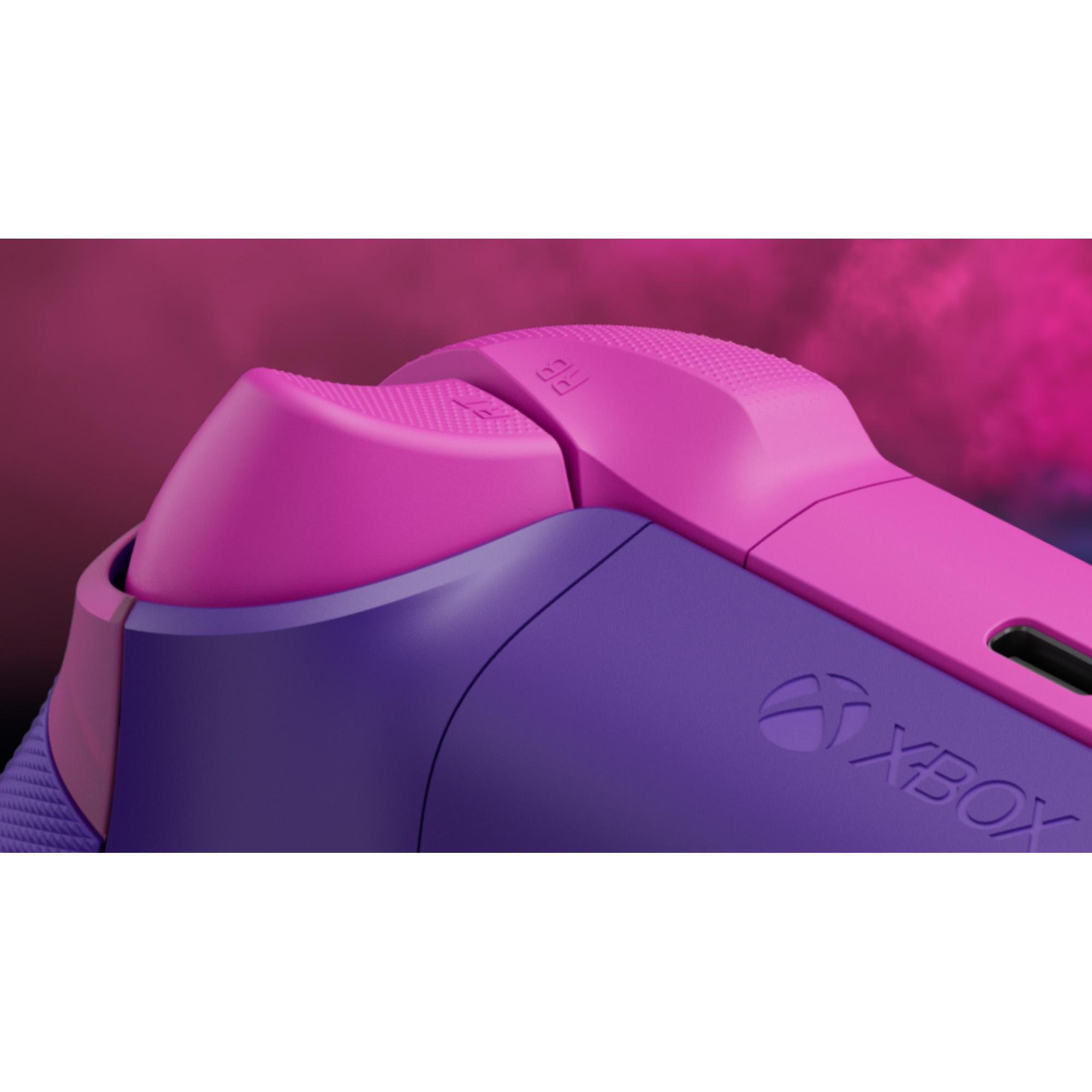 Nahaufnahme eines Xbox-Controllers. Pinke Knöpfe und ein lilafarbener Körper sind sichtbar. Das Xbox-Logo ist auf dem lila Teil.