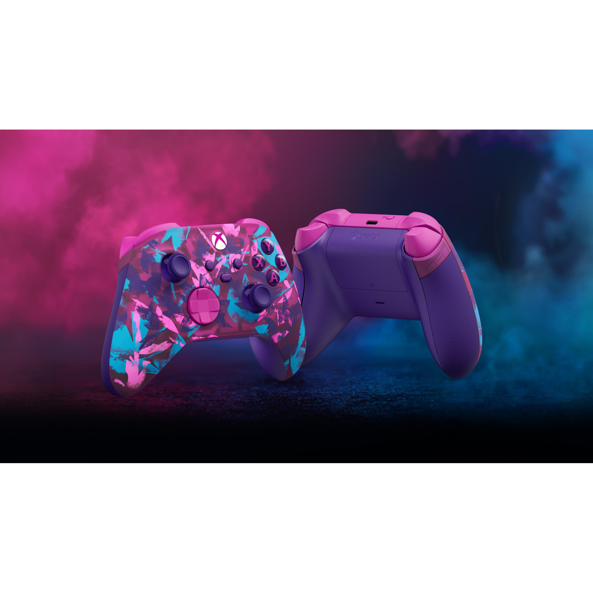 Zwei Xbox-Controller. Einer hat ein buntes Camo-Design, der andere ist einfarbig lila. Der Hintergrund hat rosa und blauen Dampf.