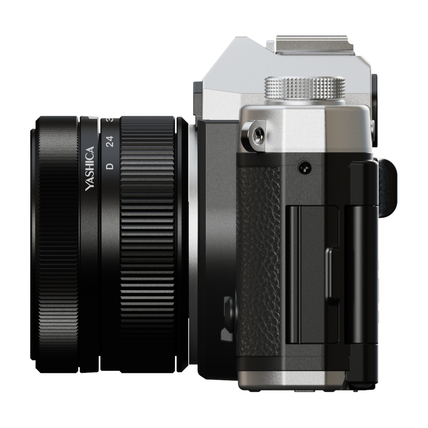 Una fotocamera argento e nera con un obiettivo nero è mostrata lateralmente. L'obiettivo ha la scritta YASHICA. Lo sfondo è bianco.
