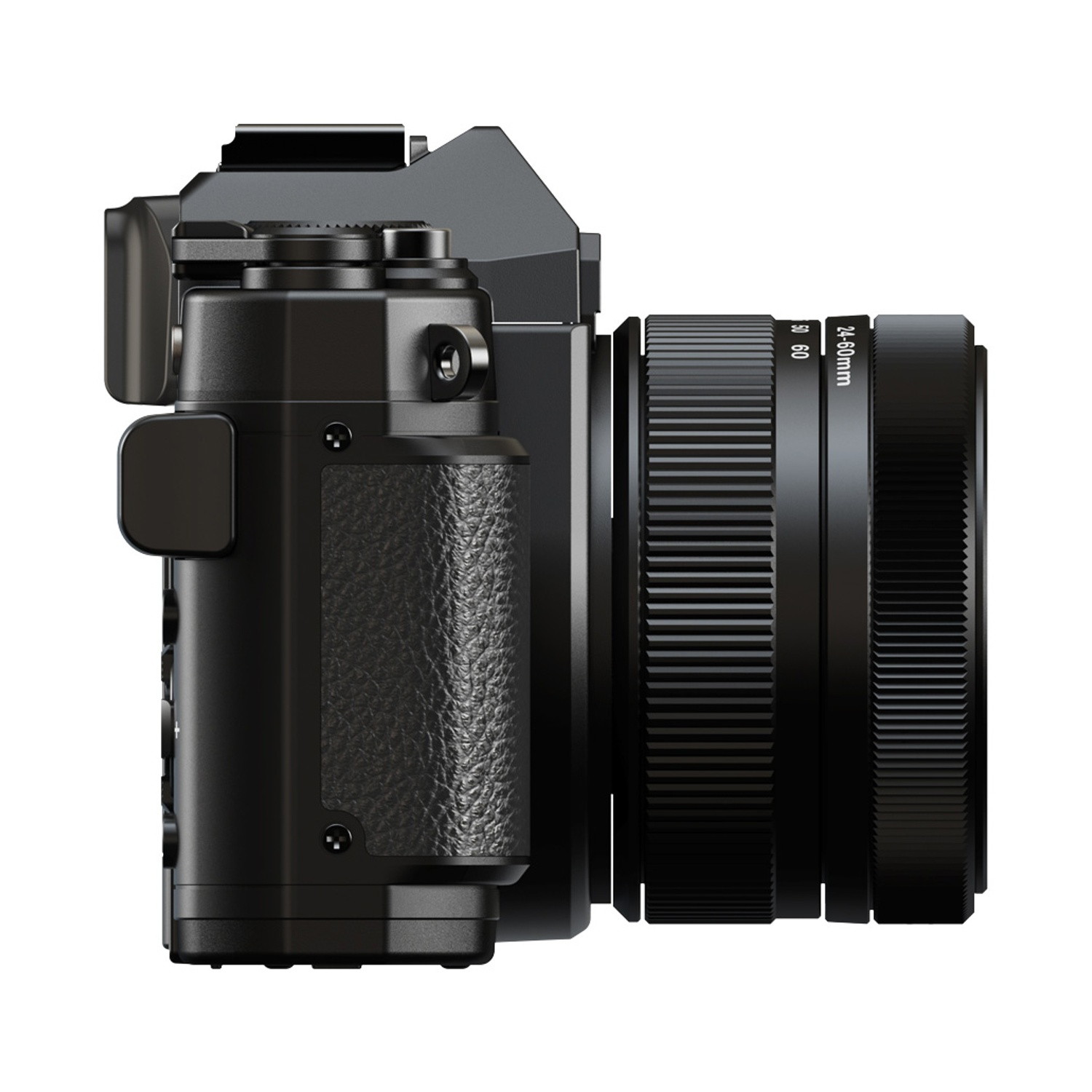 Una fotocamera nera è mostrata di lato. L'obiettivo è attaccato e il corpo ha un'impugnatura. L'obiettivo ha numeri: 24-60mm.