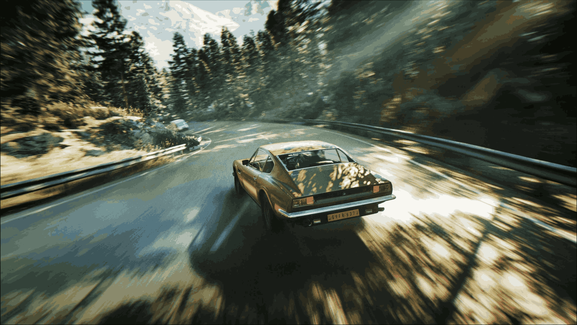 Un coche dorado corre por una carretera sinuosa a través de un bosque. Los árboles se difuminan. Una montaña está en la distancia.