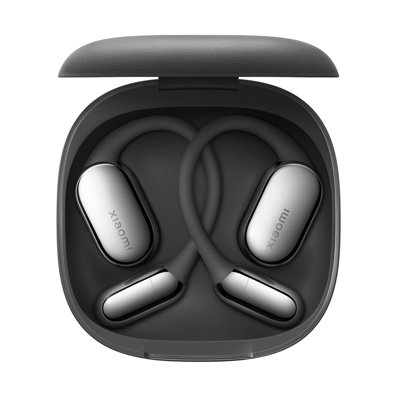 Auricolari in una custodia di ricarica. Custodia grigia, aperta. Due auricolari con estremità argentate e scritta 'xiaomi'.