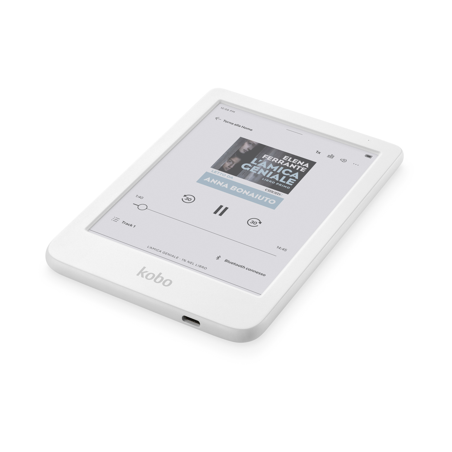 Un e-reader Kobo bianco mostra una copertina di libro. Lo schermo mostra un libro intitolato 'L'amica Geniale'. L'e-reader è su una superficie bianca.