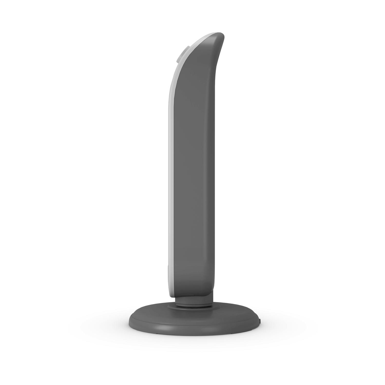 Un dispositivo elettronico grigio e bianco su sfondo bianco. Ha una base circolare e un corpo alto e curvo.