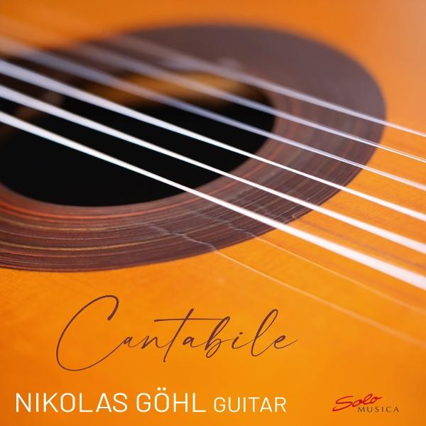 Nahaufnahme einer Gitarre mit Saiten, Schallloch und dem Wort 'Cantabile'. Unten steht: 'NIKOLAS GÖHL GUITAR Solo Musica'.