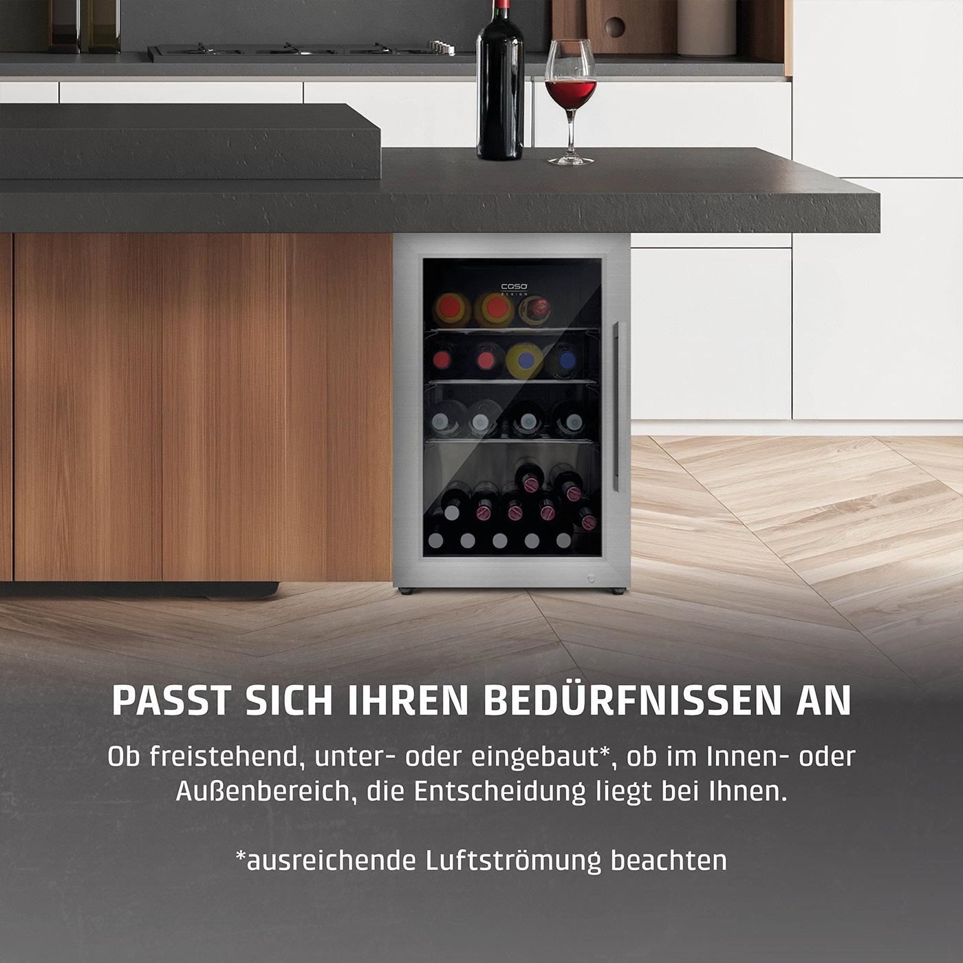 Ein Weinkühler mit verschiedenen Weinflaschen. Eine Flasche und ein Weinglas stehen auf der Arbeitsplatte. Text unten.