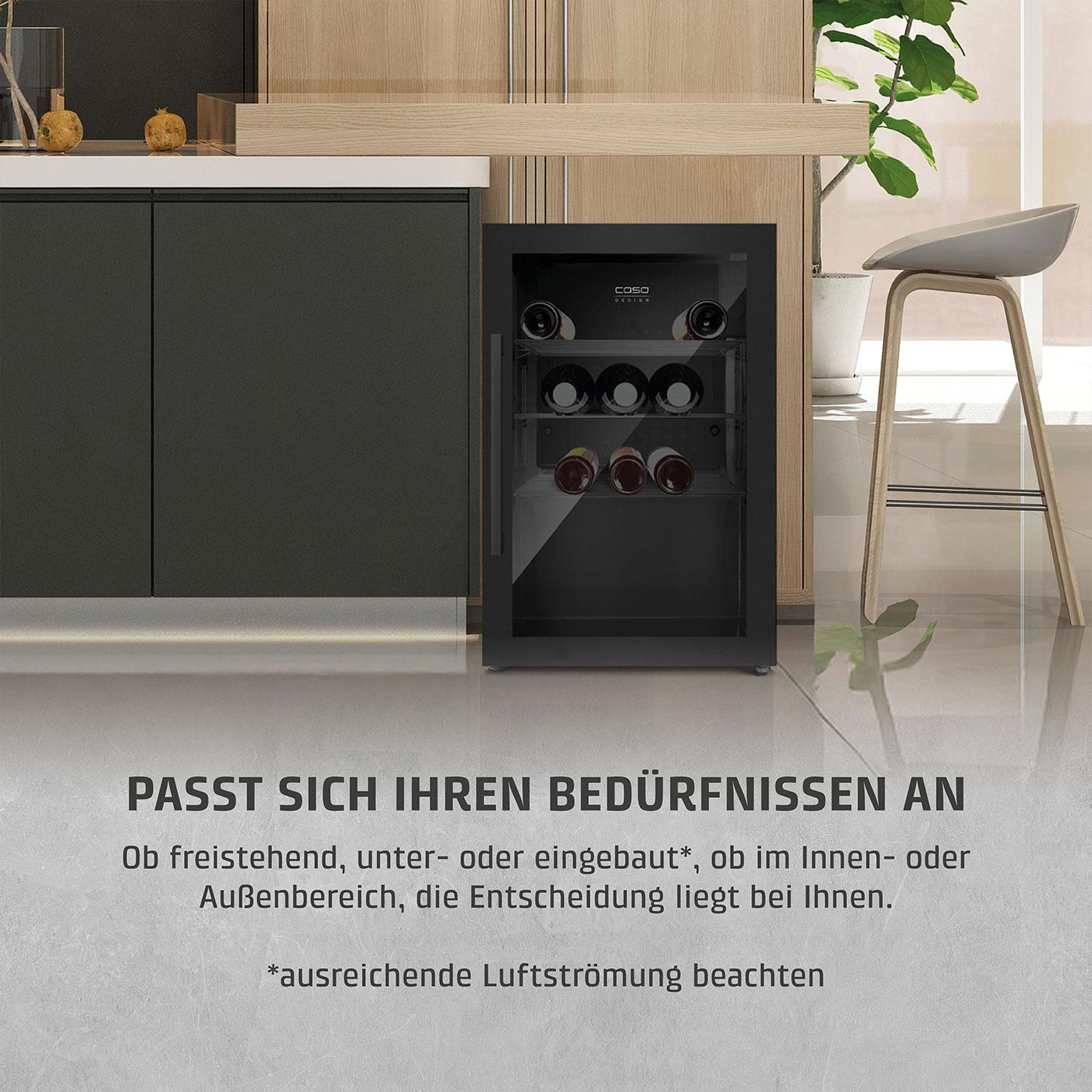 Ein schwarzer Weinkühlschrank mit Weinflaschen darin, neben einem Barhocker und einer Pflanze. Text unten.