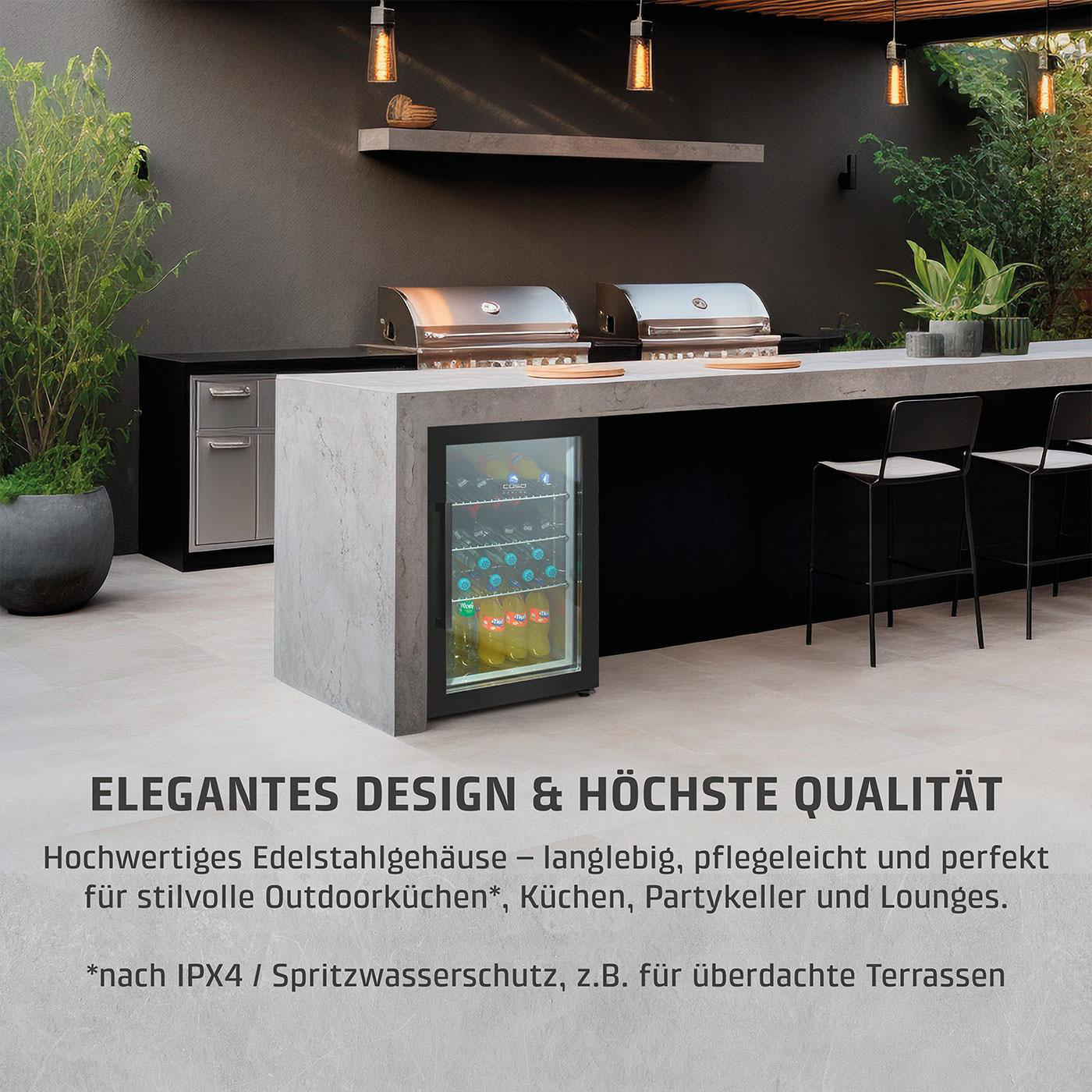 Outdoor-Küchenaufbau mit Grill, Kühlschrank, Barhockern und Pflanzen. Edelstahlgeräte auf einer Steintheke. Modernes Design.