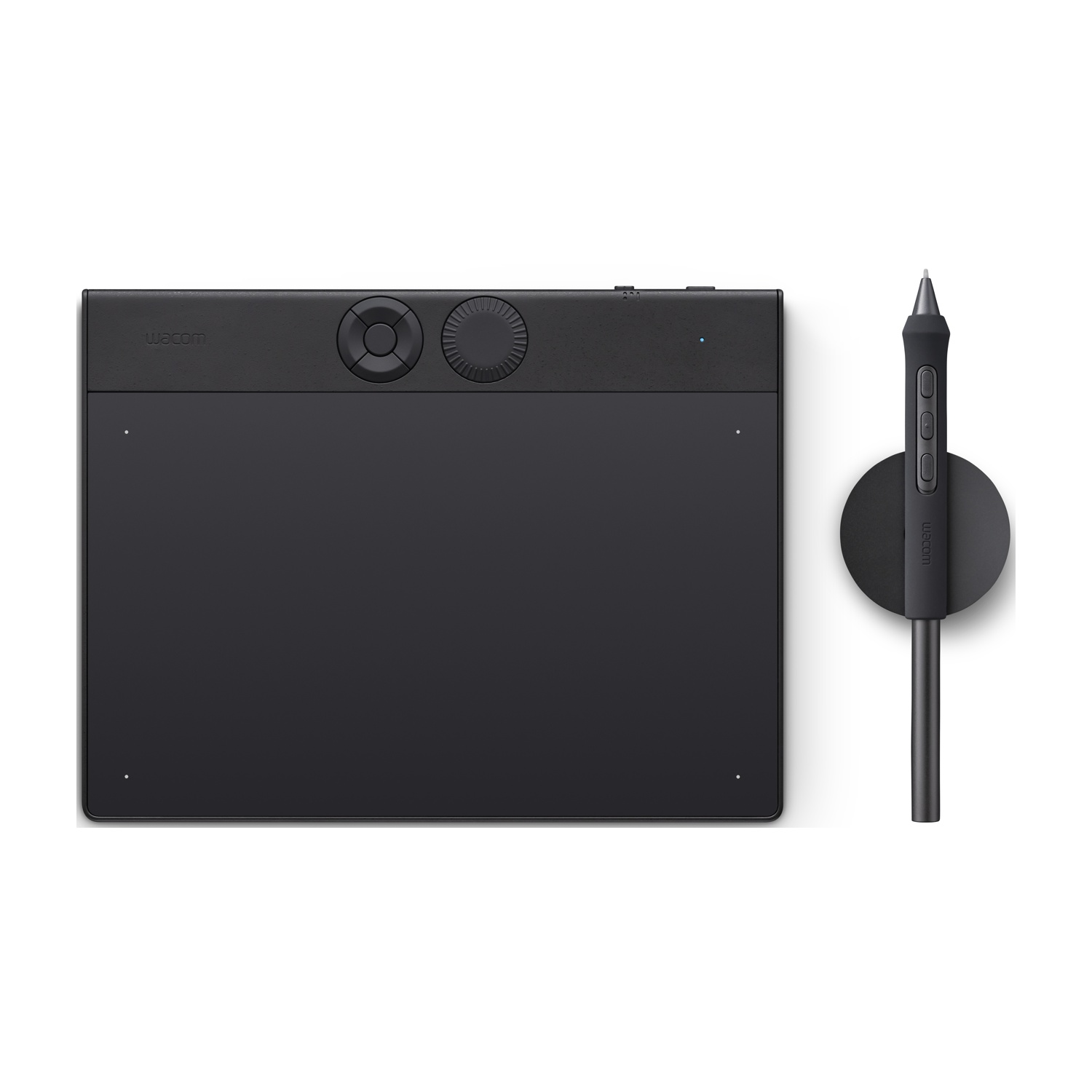 Tavoletta grafica Wacom nera con stilo. La tavoletta ha pulsanti e una rotella. Lo stilo è in un supporto.