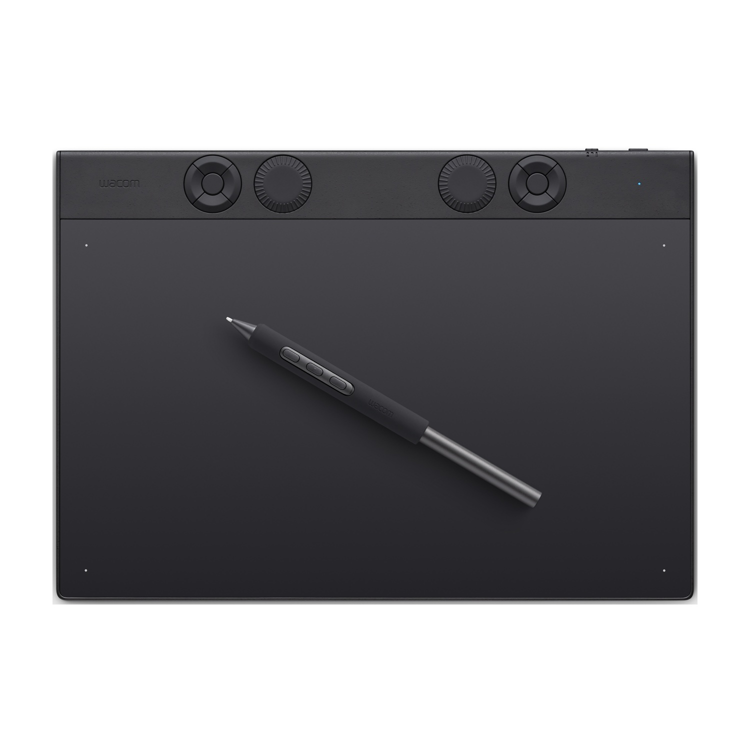 Tavoletta grafica Wacom nera con penna. La tavoletta ha diversi pulsanti e manopole sul bordo superiore.