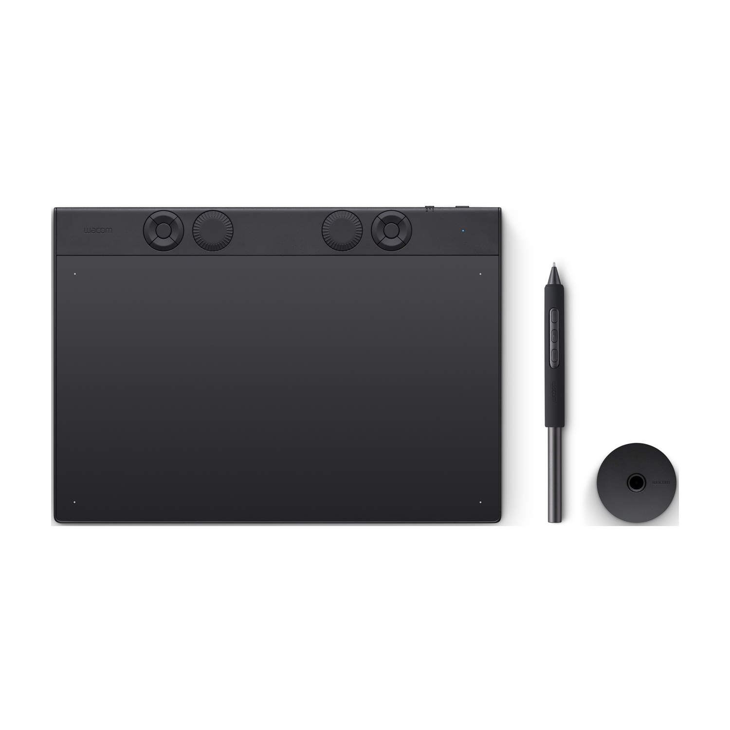 Una tavoletta grafica Wacom nera, penna e disco su sfondo bianco. La tavoletta ha manopole e un portapenna.