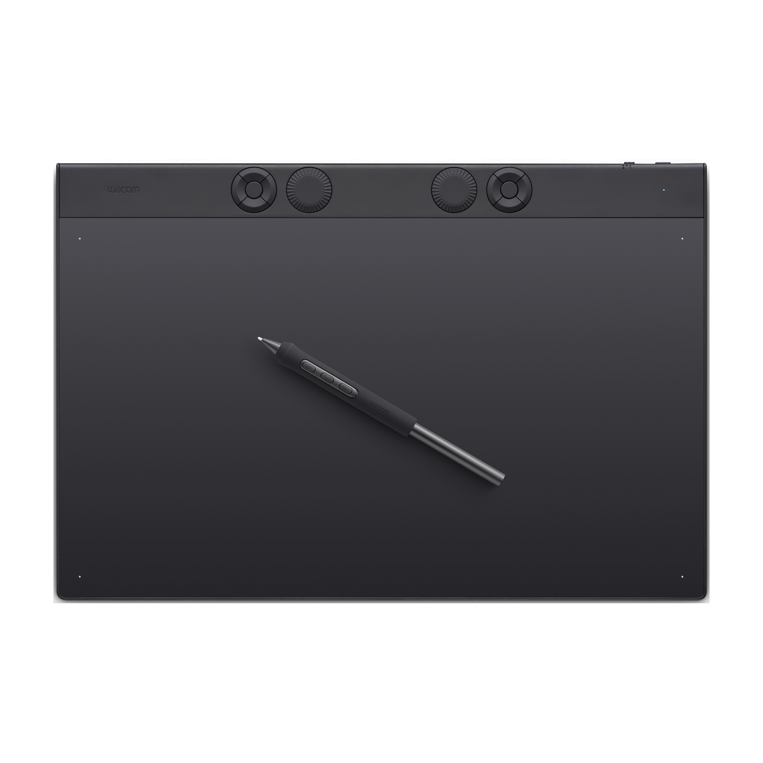 Una tavoletta grafica Wacom nera con stilo. La tavoletta ha manopole e pulsanti di controllo. Lo stilo è appoggiato sulla tavoletta.