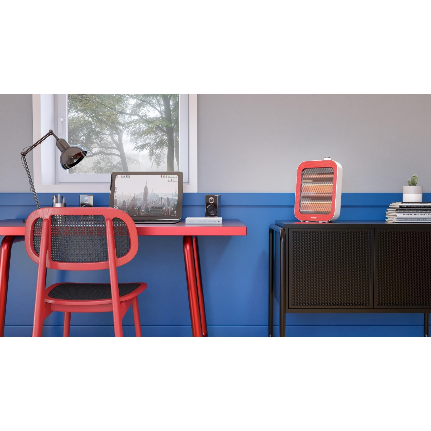 Una scrivania rossa con laptop e sedia. Un termoventilatore a destra. Lo sfondo ha una finestra e un muro blu.