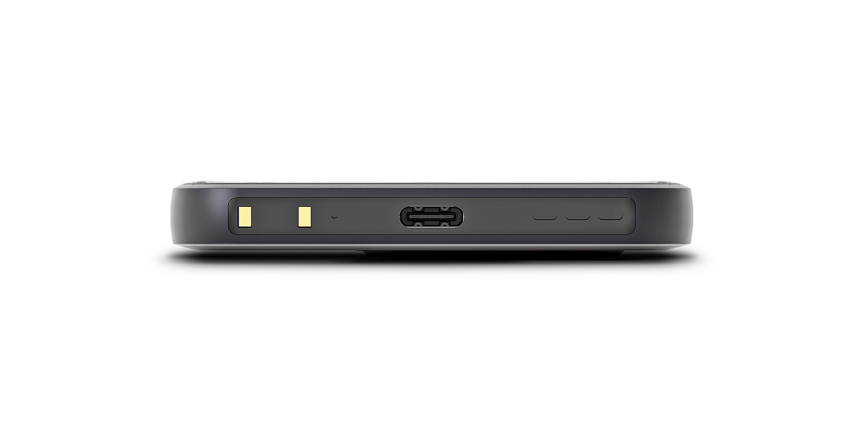 Ein rechteckiges, dunkelgraues Gerät mit USB-C-Anschluss, zwei kleinen goldenen Quadraten und drei vertieften Linien auf weißem Hintergrund.