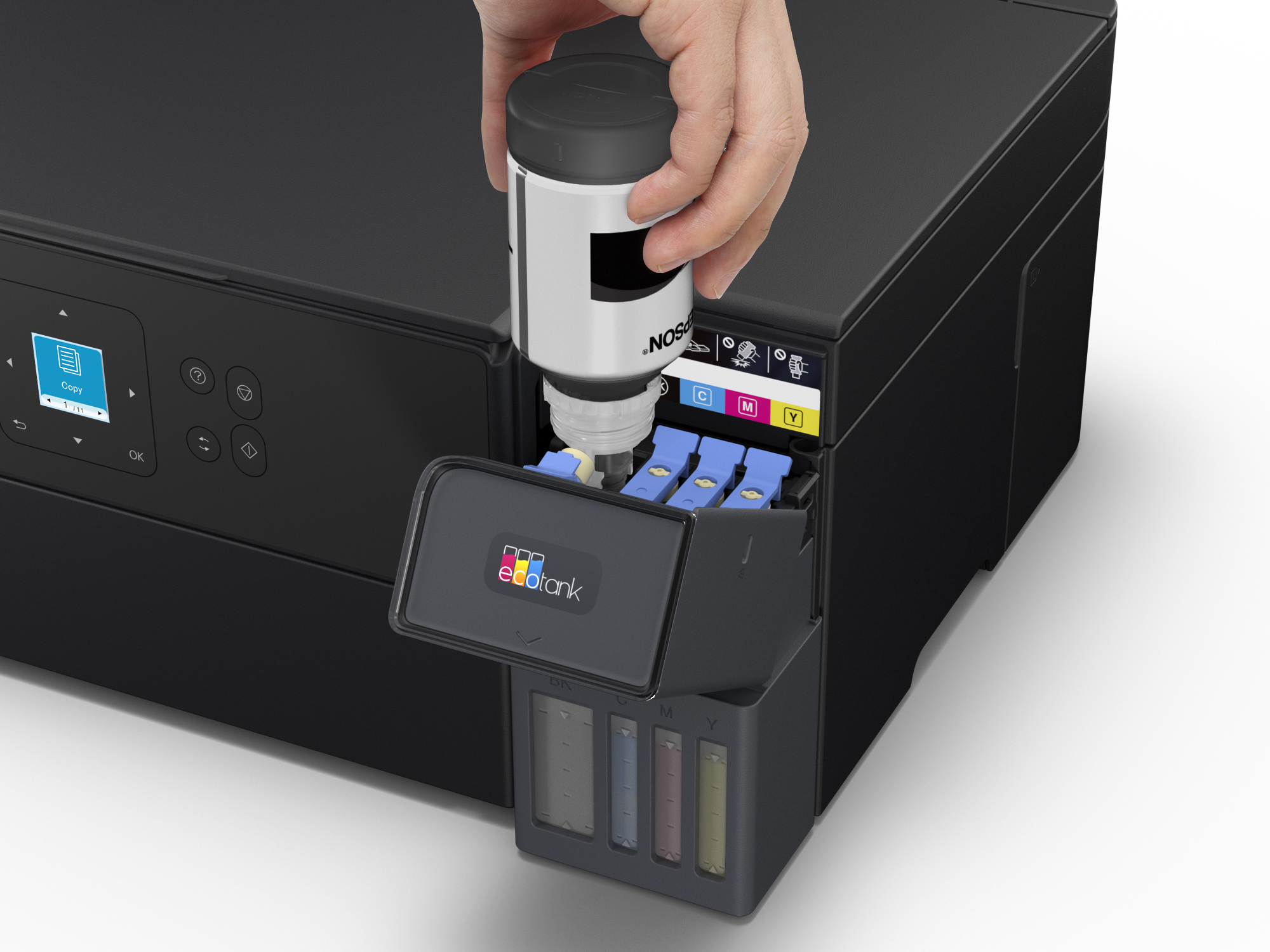 Hand füllt den Tintenbehälter eines Druckers mit einer schwarzen Tintenflasche. Der Drucker ist schwarz und hat ein offenes Tintenbehälterfach.