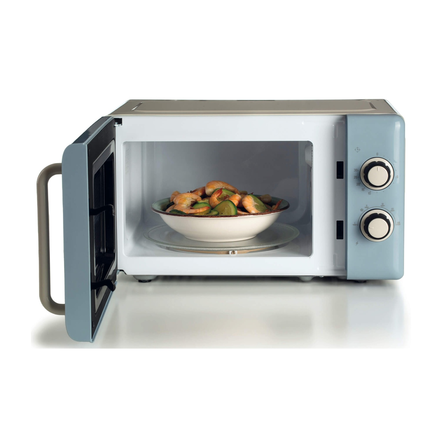Un forno a microonde blu con la porta aperta. All'interno, una ciotola di gamberi e verdure è su un piatto di vetro.
