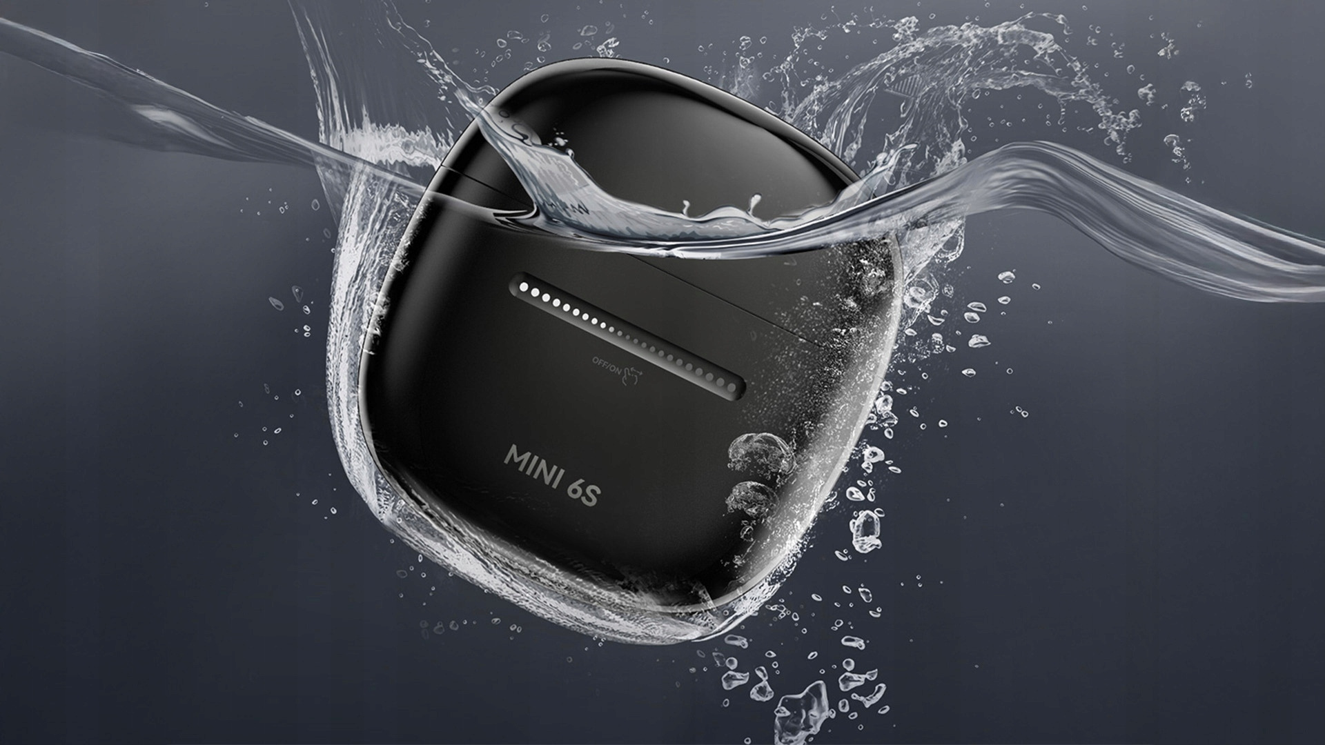 Czarny futerał na słuchawki zanurzony w wodzie. Woda rozpryskuje się wokół futerału. Na futerale widnieje napis 'MINI 6S' i kilka świateł.
