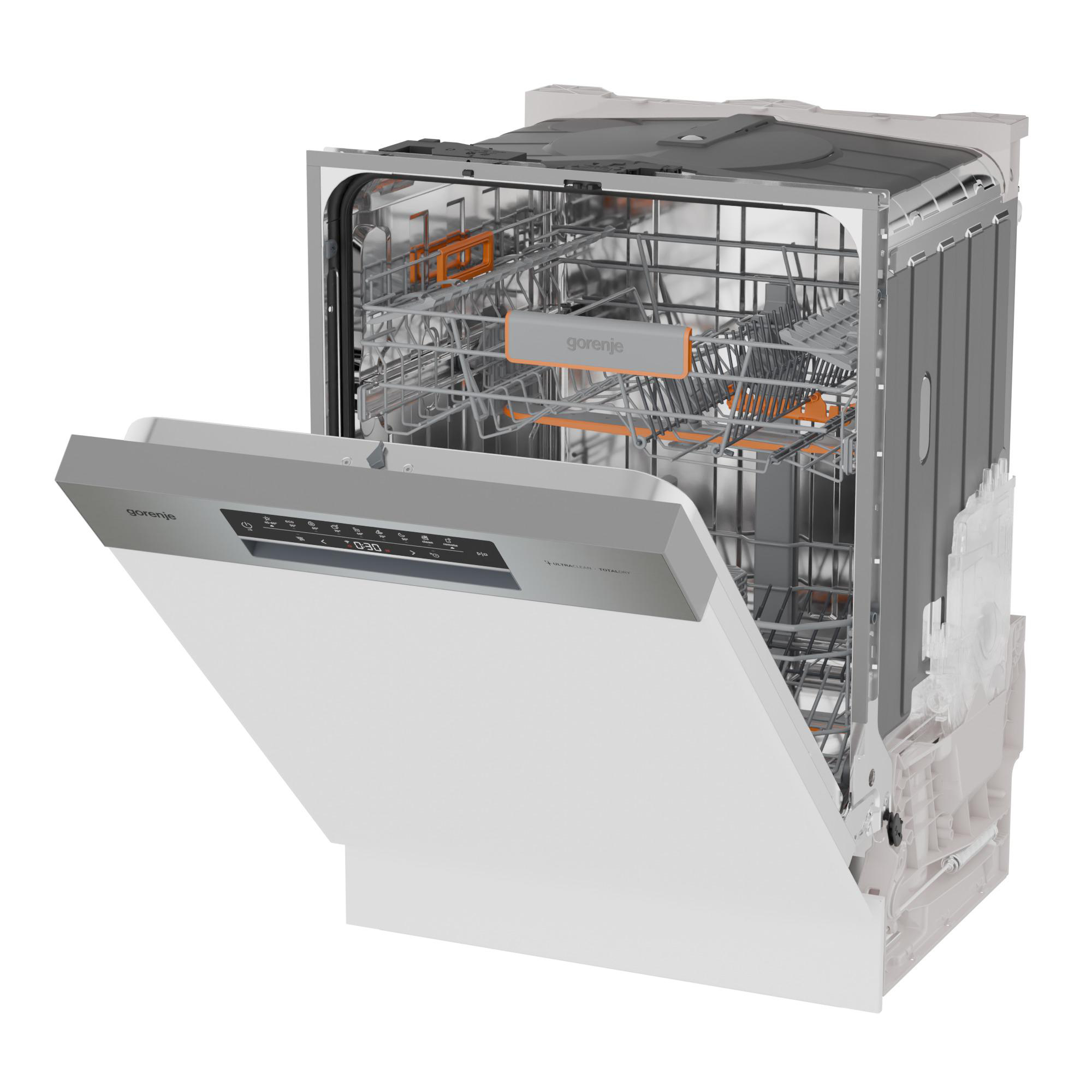 Ein weißer Gorenje-Geschirrspüler mit leicht geöffneter Tür, die Gestelle und Bedienelemente freigibt. Die Seite ist ausgeschnitten.