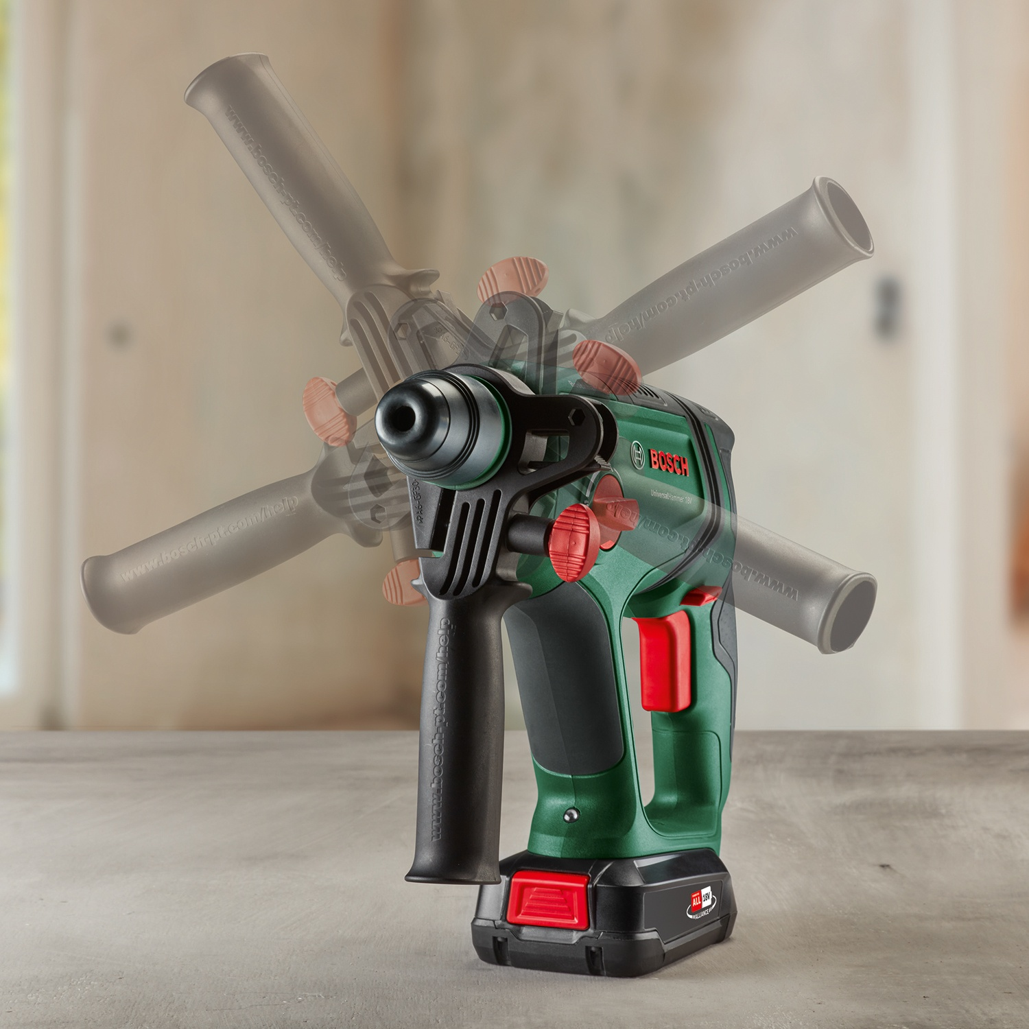 Un trapano Bosch verde e nero su una superficie grigia. Il trapano ha dettagli rossi e una batteria. Maniglie sfocate lo circondano.